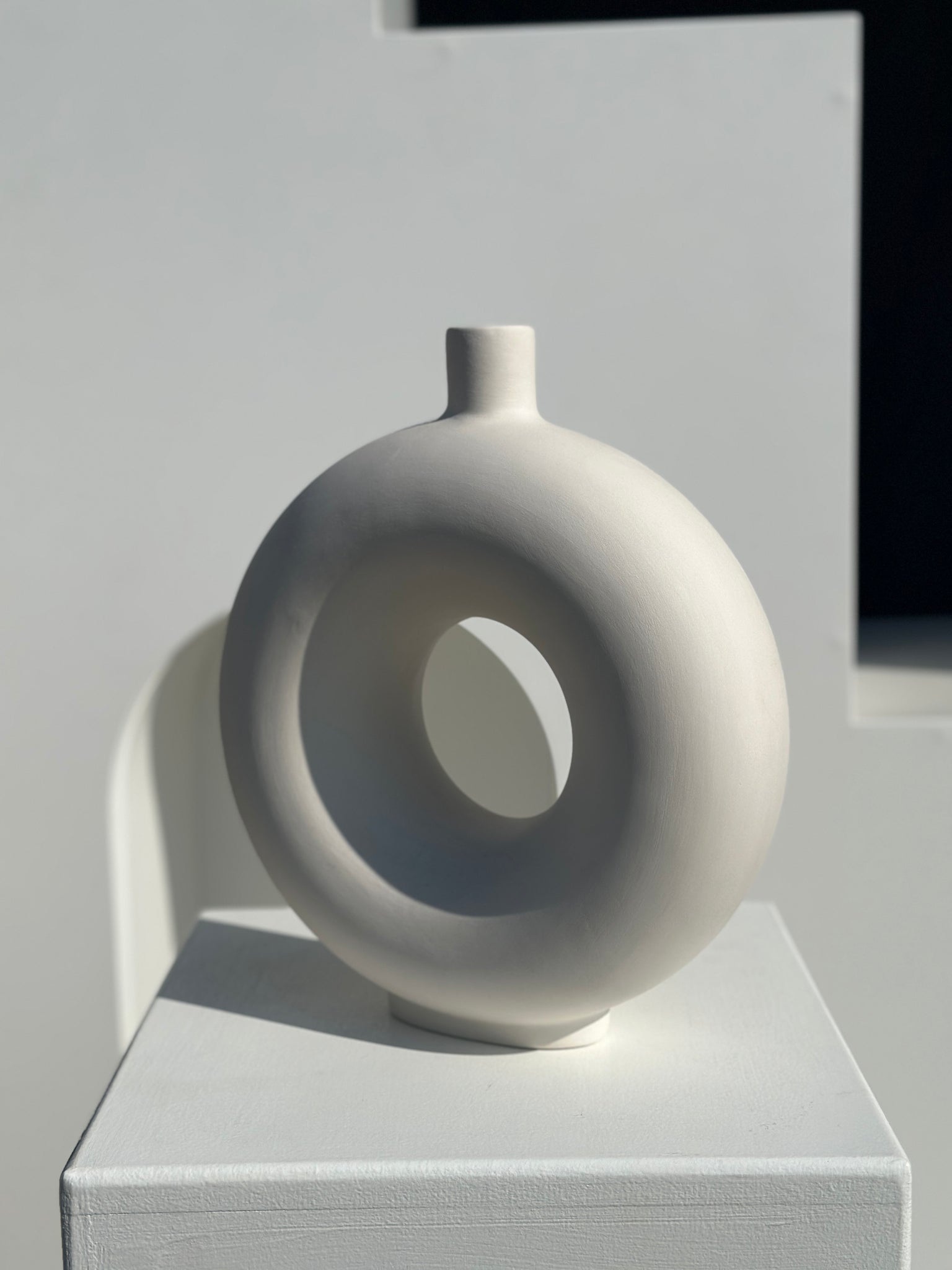 Vase artisanal soliflore en céramique blanc cassé en forme de roue H30 D;25