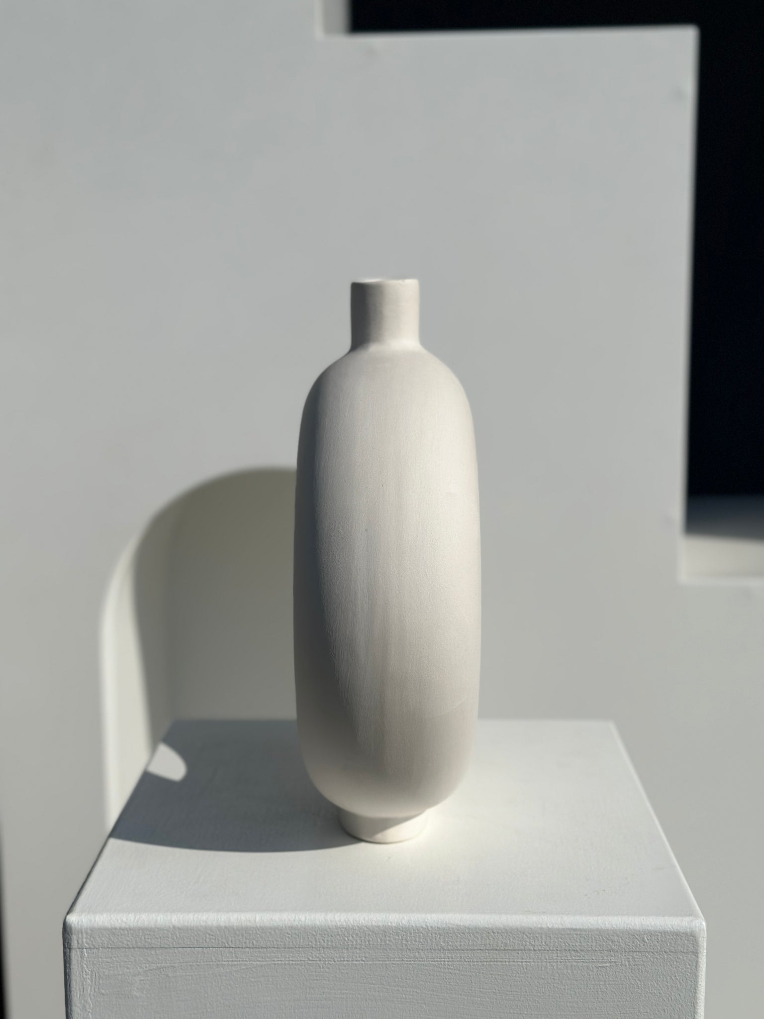 Vase artisanal soliflore en céramique blanc cassé en forme de roue H30 D;25