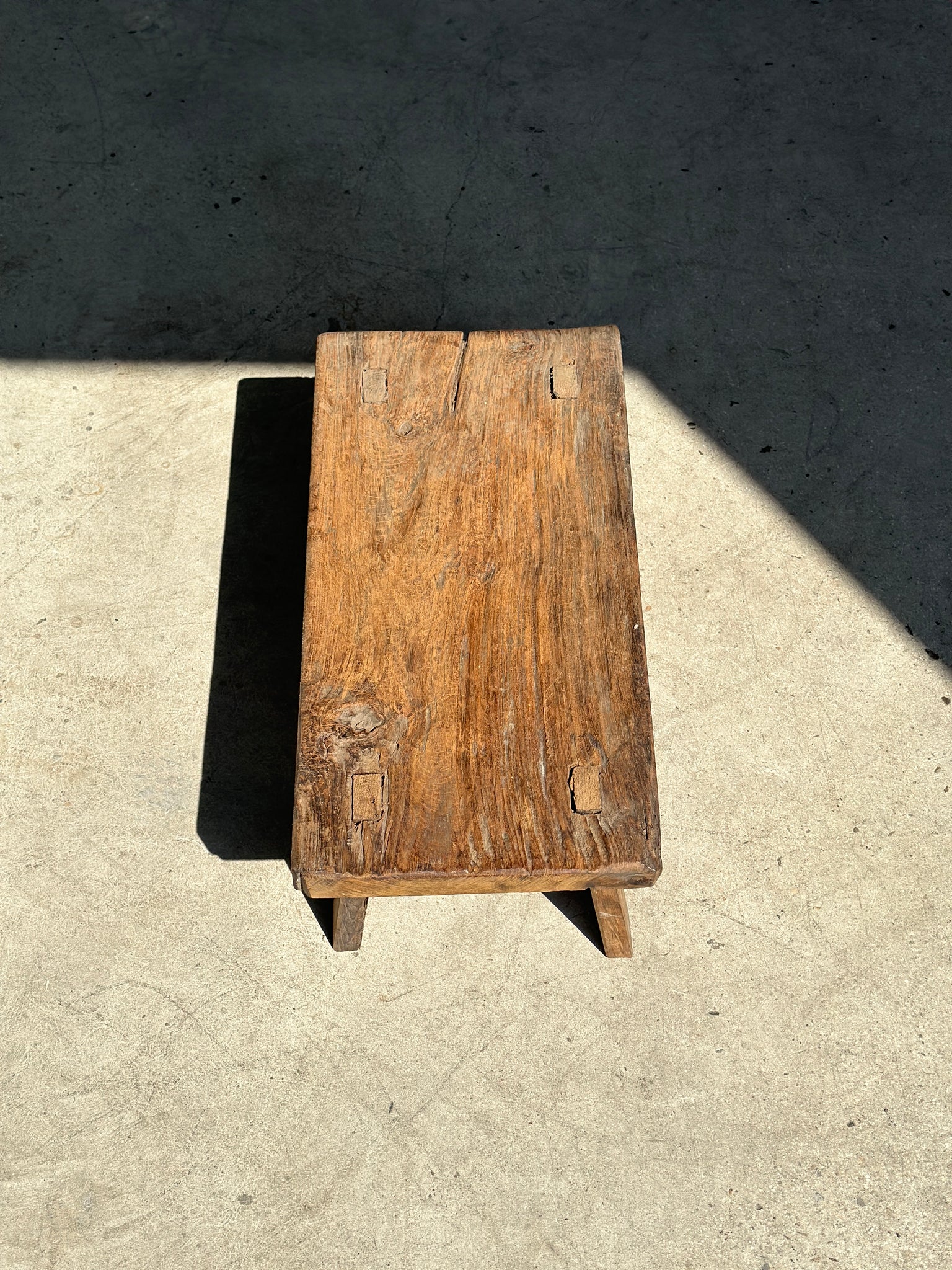Petite table basse ou tabouret en teck ancien quadripode upcyclé