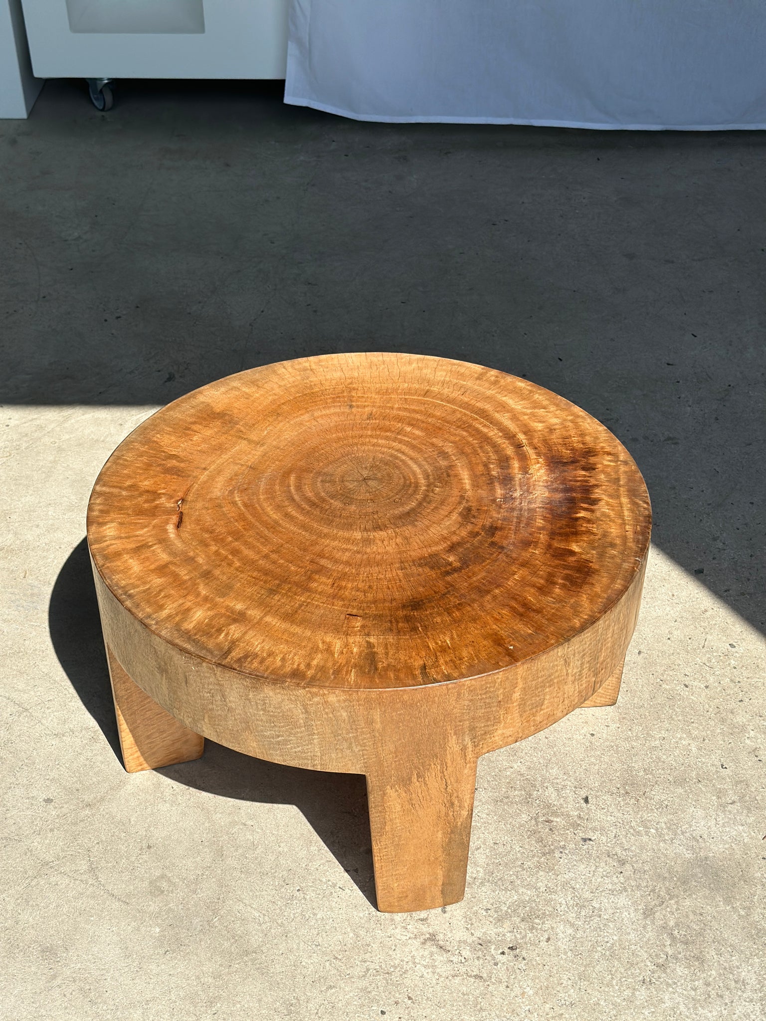 Coffee table, table basse quadripode en bois massif monoxyle couleur naturelle (foncée)