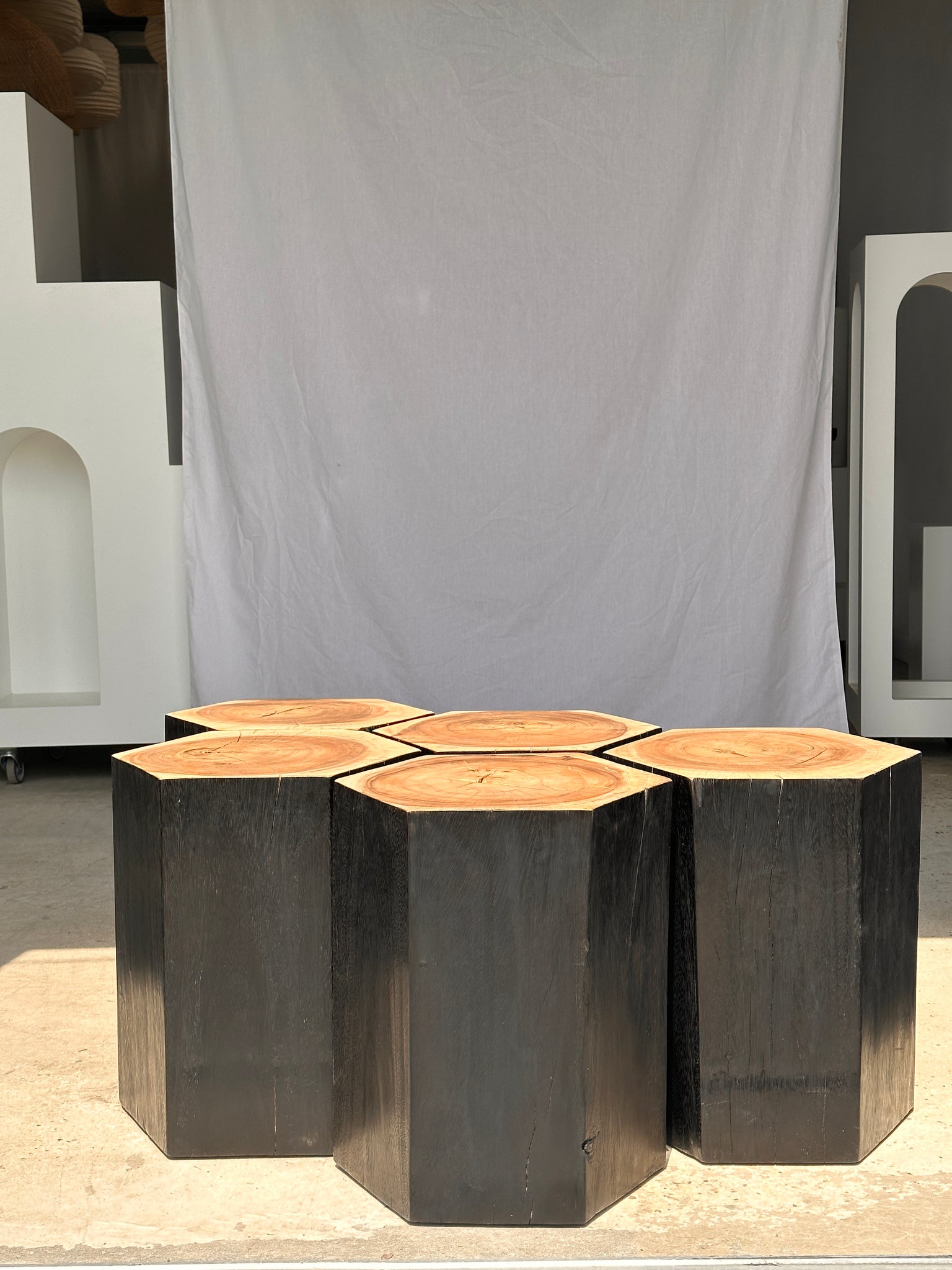 Ensemble de 5 stools hexagonaux en suar bicolore formant mobilier d'appoint modulaire (table basse / assise)