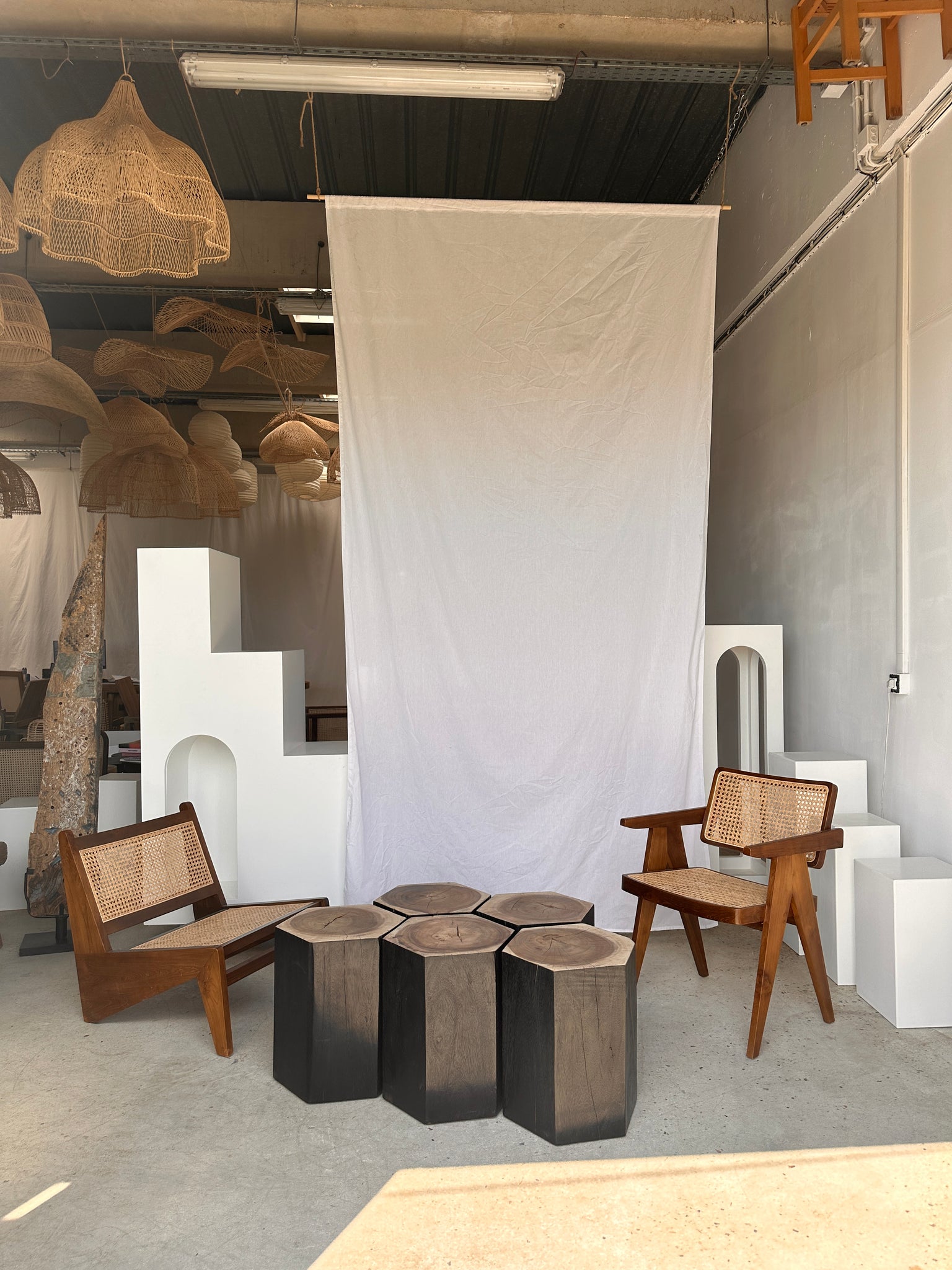 Ensemble de 5 stools hexagonaux en suar bicolore formant mobilier d'appoint modulaire (table basse / assise)
