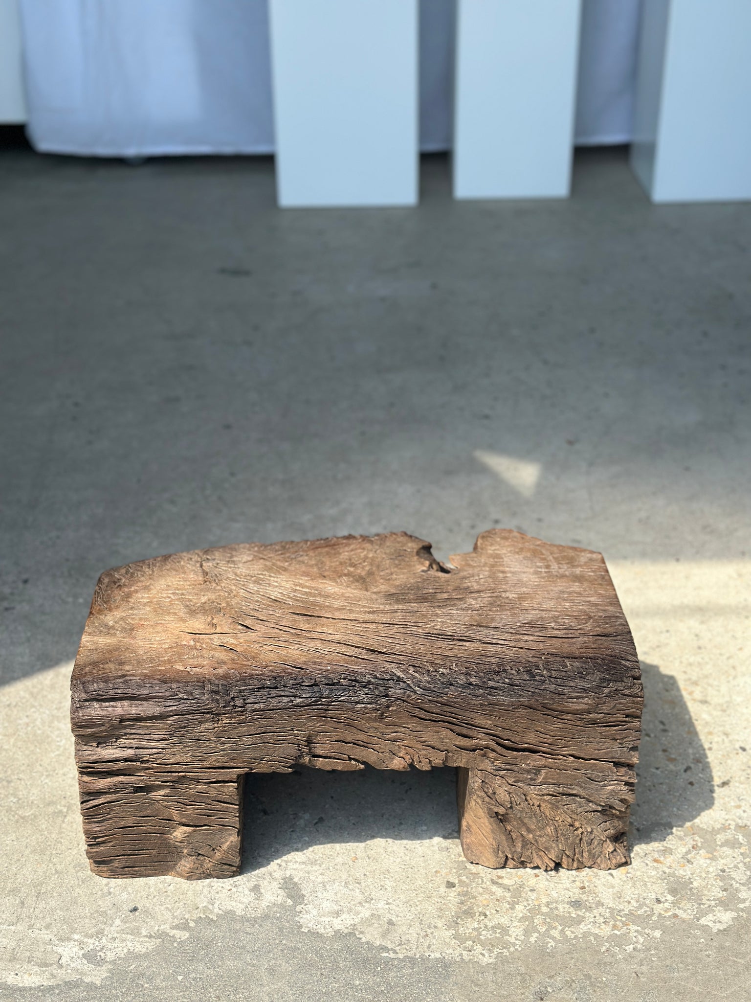 Petit stool tabouret en teck massif ancien organique