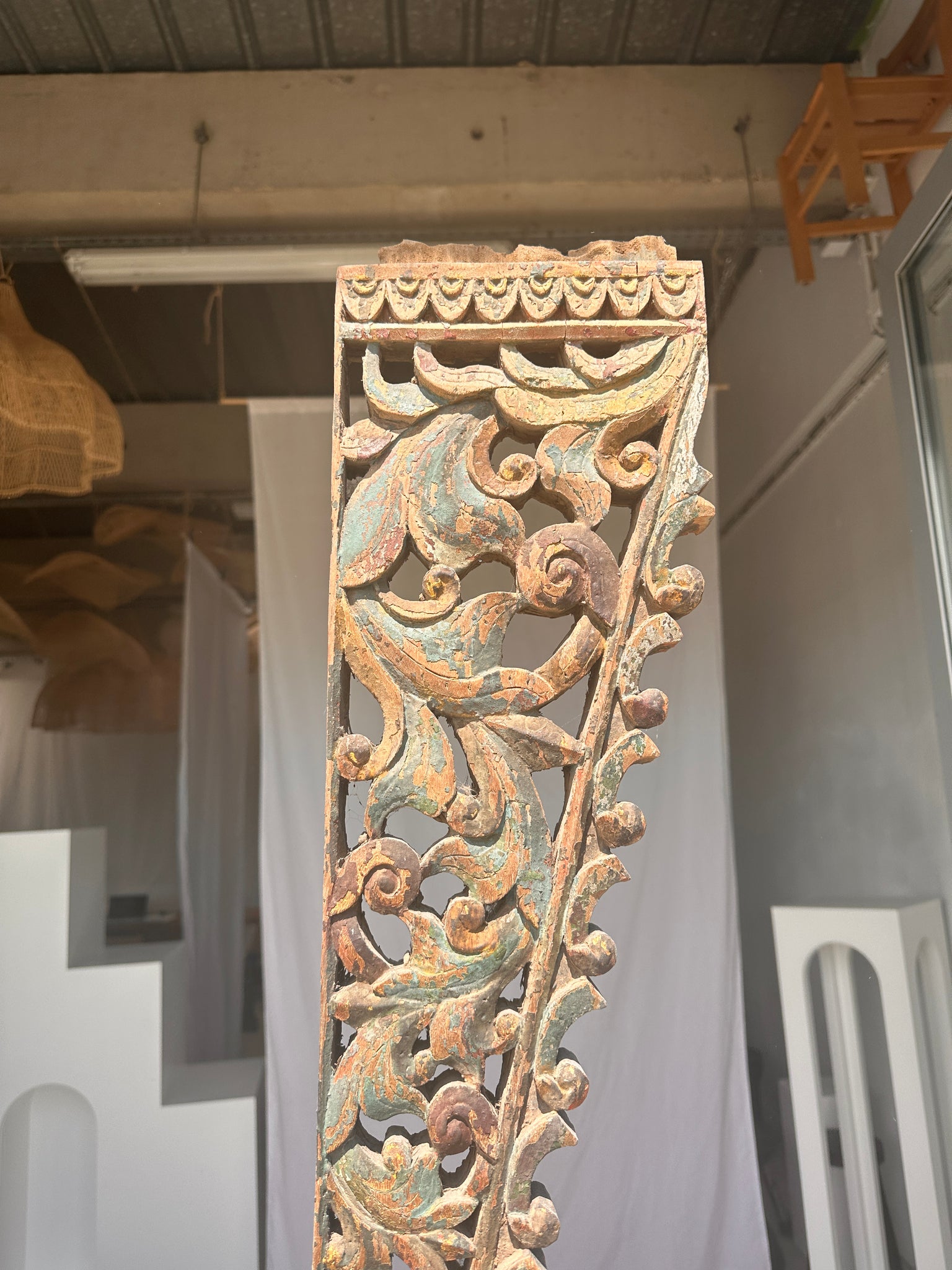 Elément de construction indonésienne en bois sculpté motifs végétaux entrelacés monté sur socle