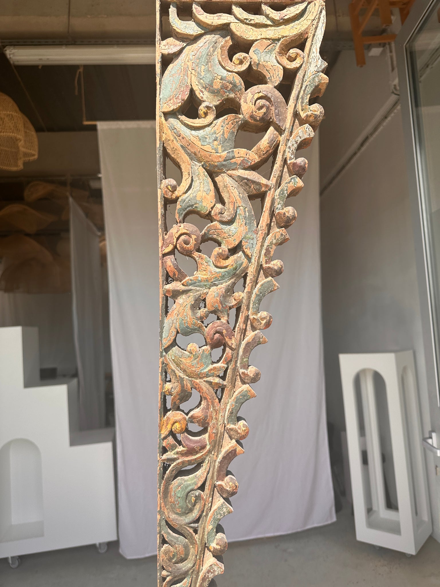 Elément de construction indonésienne en bois sculpté motifs végétaux entrelacés monté sur socle