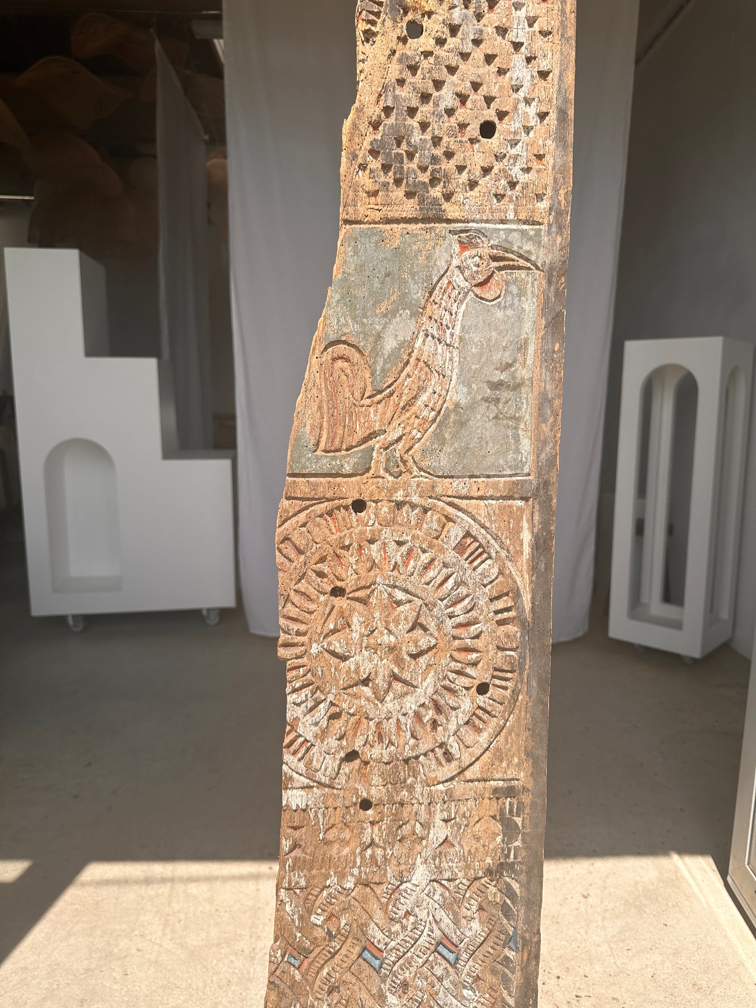 Elément de construction indonésienne en bois sculpté monté sur socle motifs géométriques et figuratif de coq