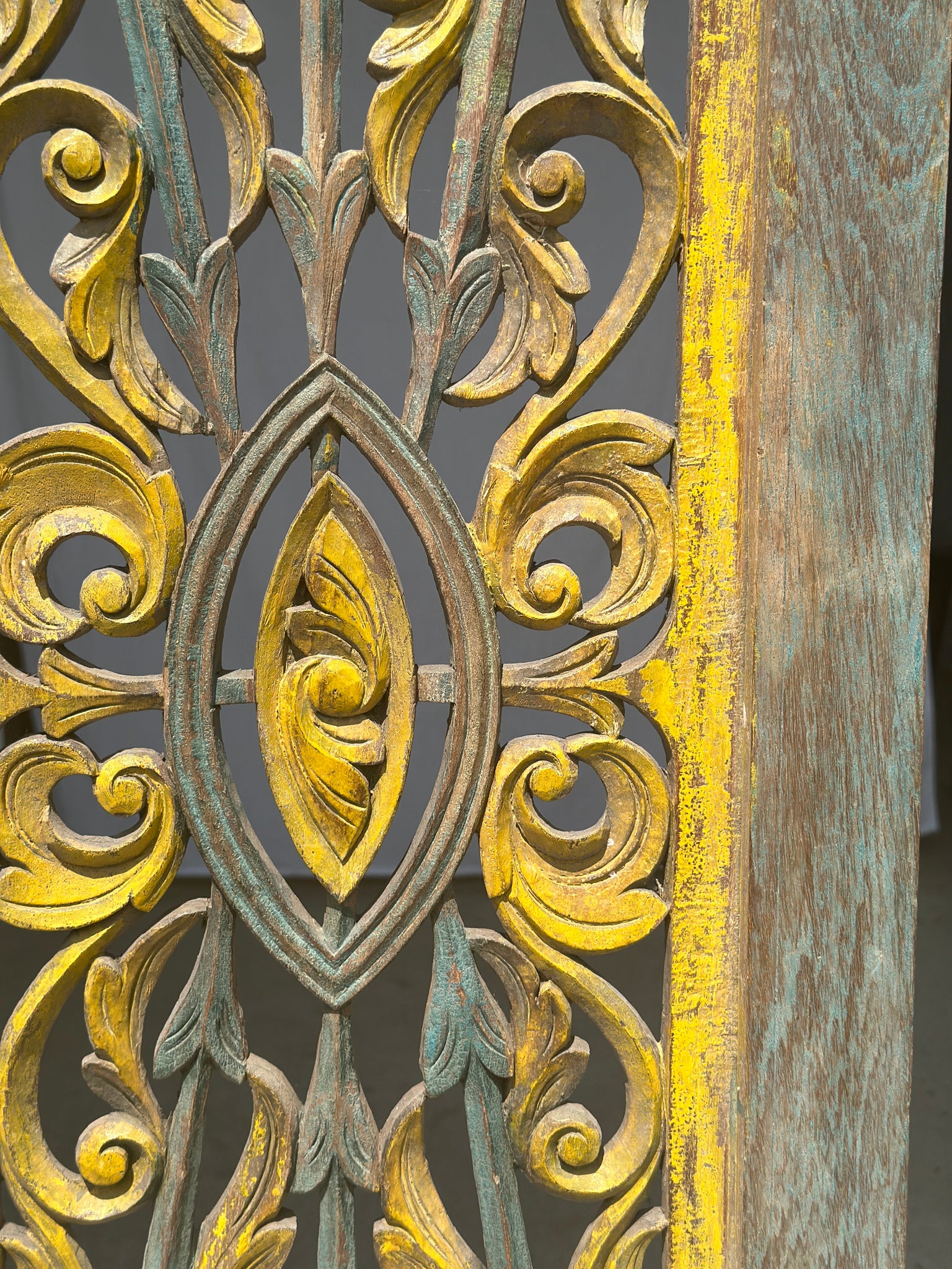 Elément de construction indonésienne rectangulaire à motifs végétaux bleus et jaunes en bois sculpté monté sur socle