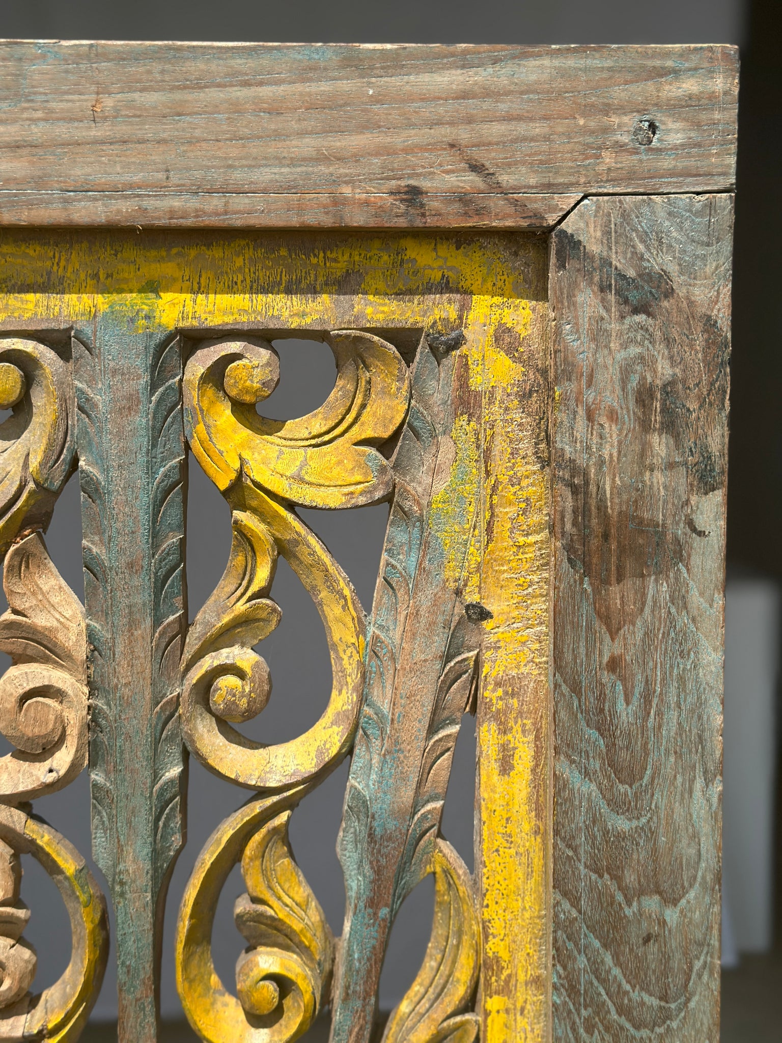 Elément de construction indonésienne rectangulaire à motifs végétaux bleus et jaunes en bois sculpté monté sur socle