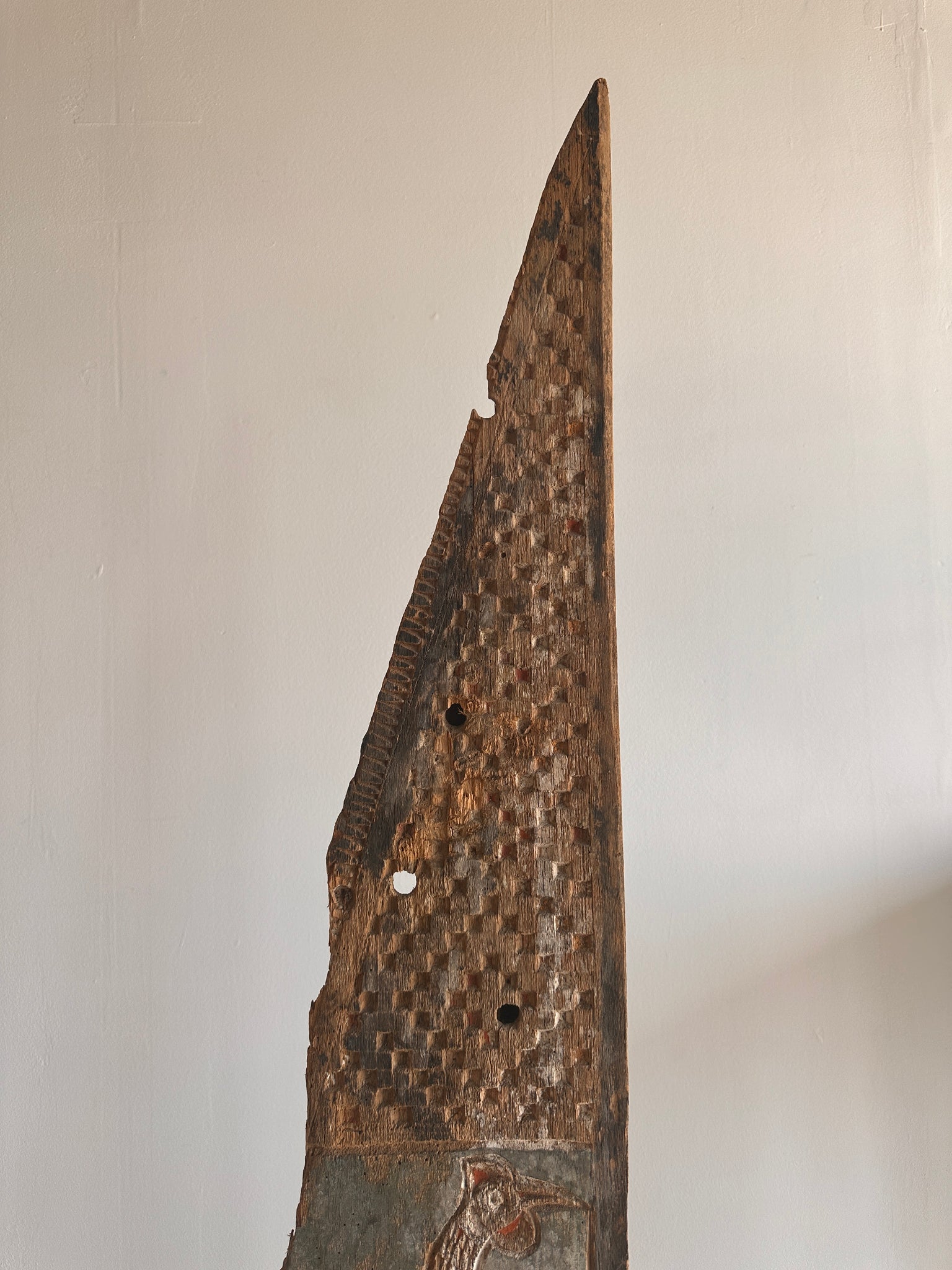 Elément de construction indonésienne en bois sculpté monté sur socle motifs géométriques et figuratif de coq
