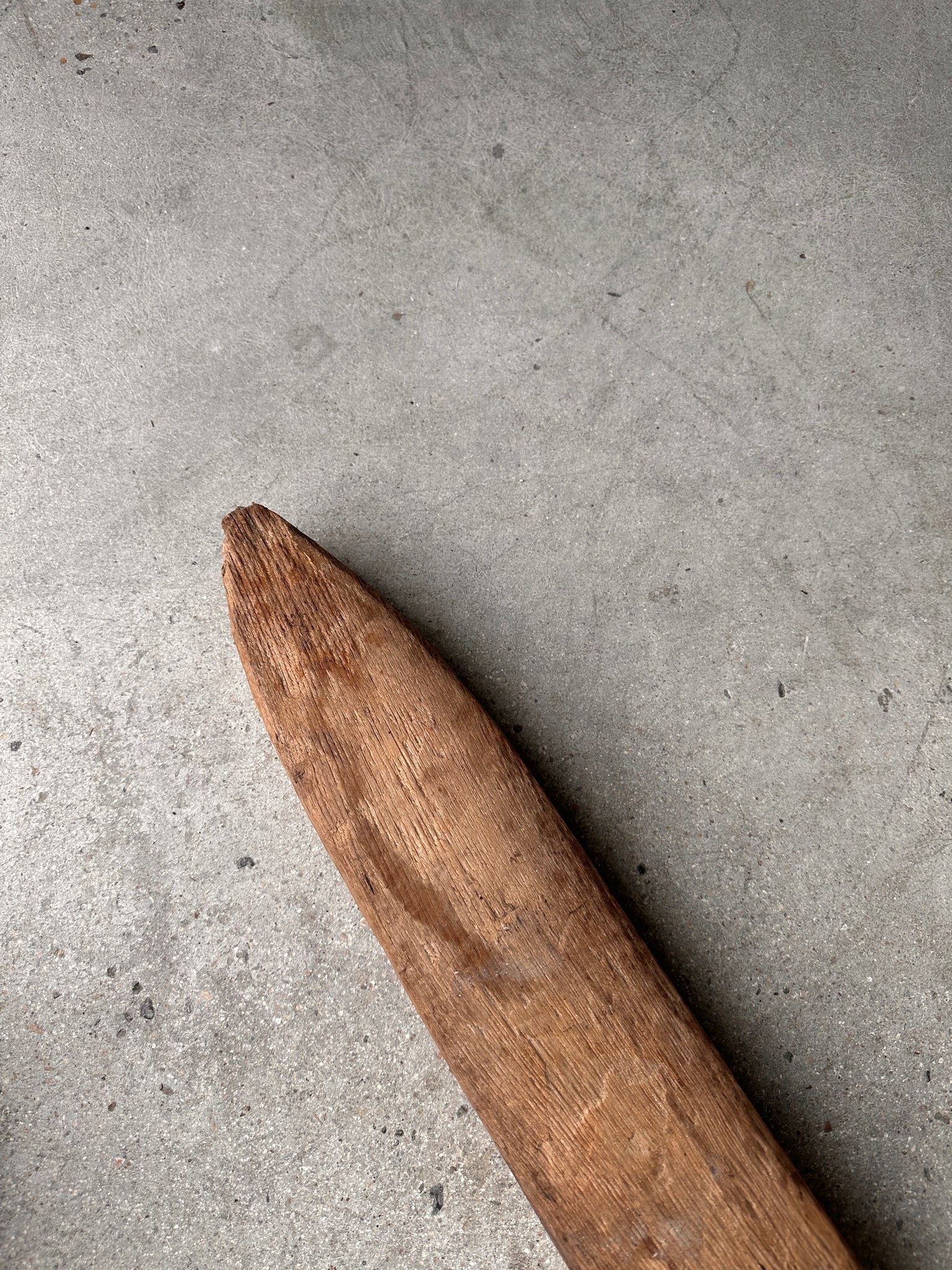 Longue coupe en forme de pirogue ancienne en teck
