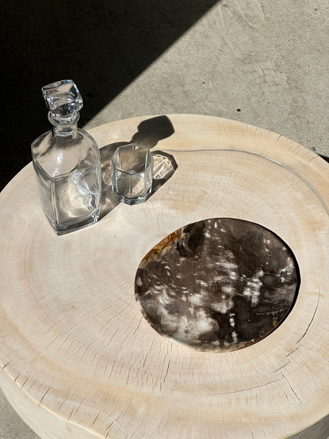 Vide poche ou plat en bois pétrifié moyen à dominante grise 1137
