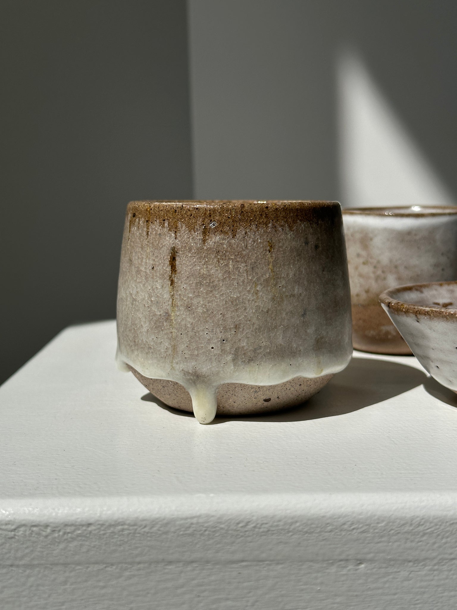 Réunion de trois pièces en céramique : tasse glacée, petite coupelle et petite tasse