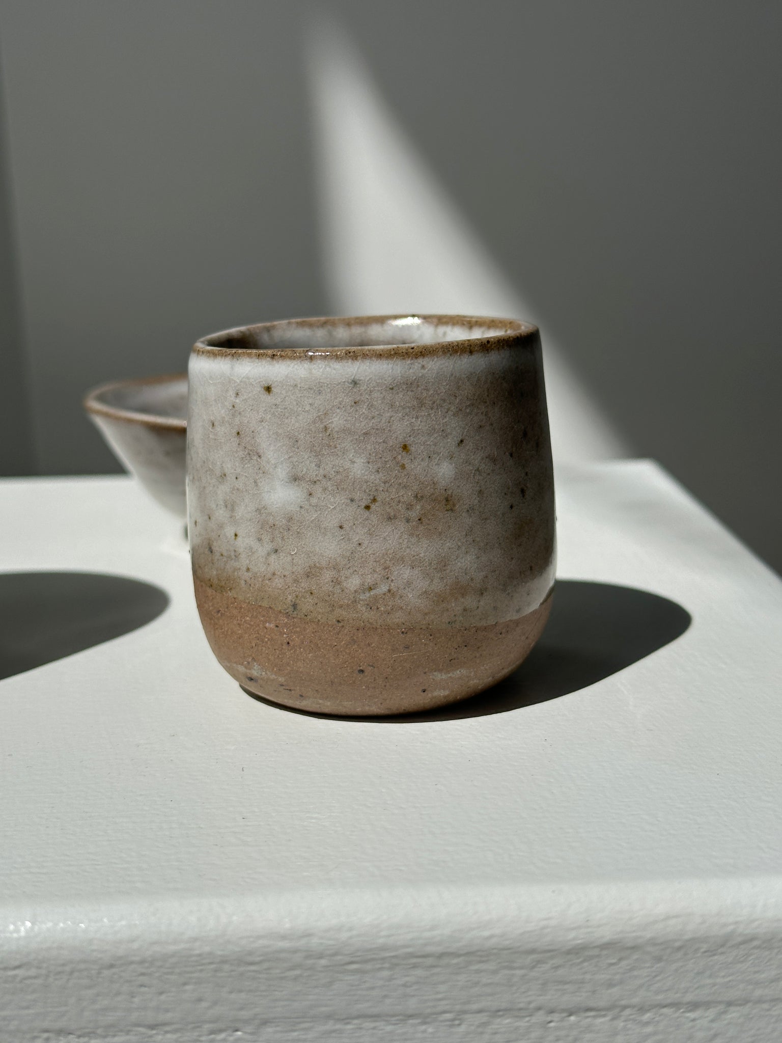 Réunion de trois pièces en céramique : tasse glacée, petite coupelle et petite tasse