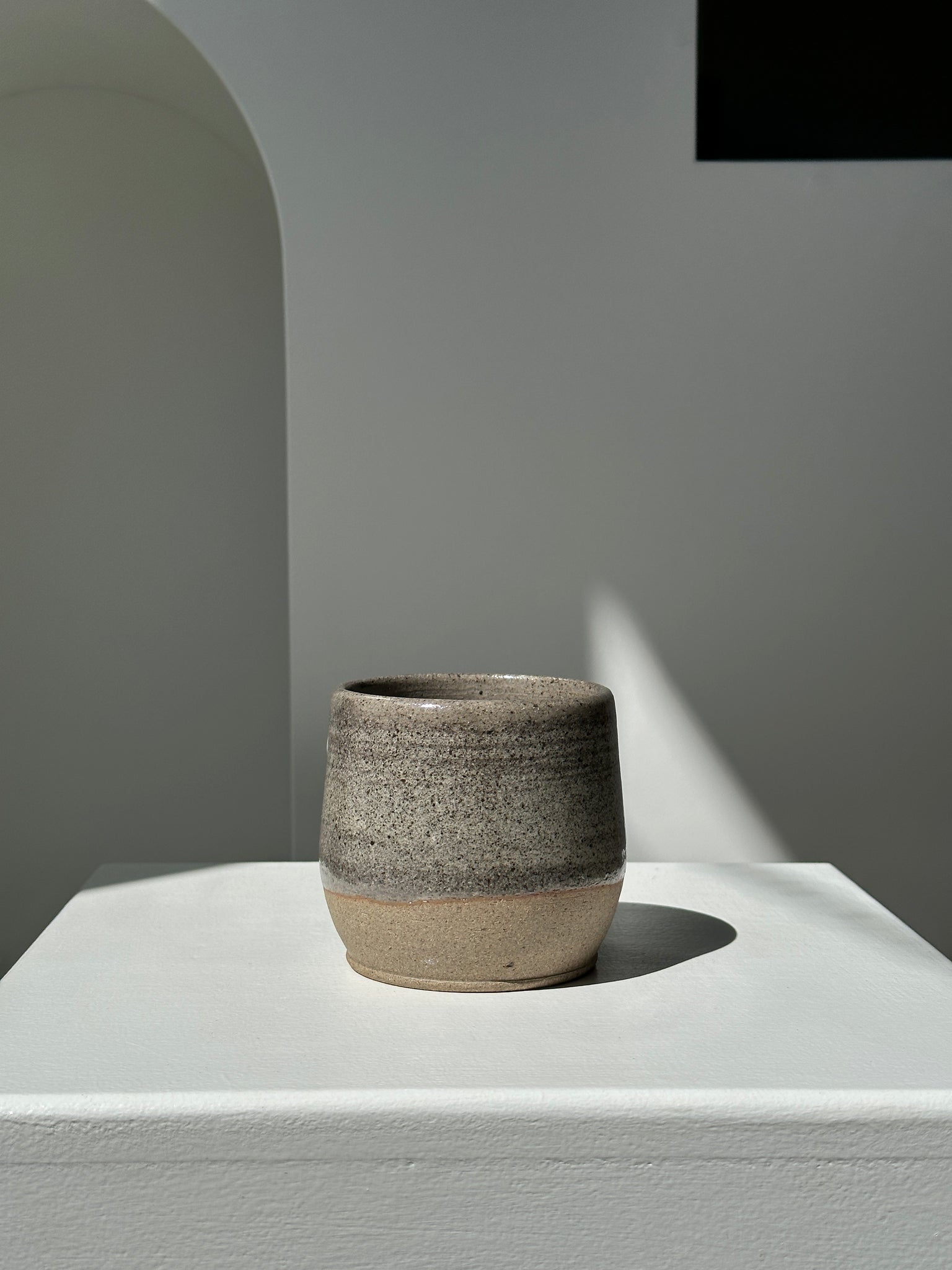 Grand mug gris en céramique indonésienne