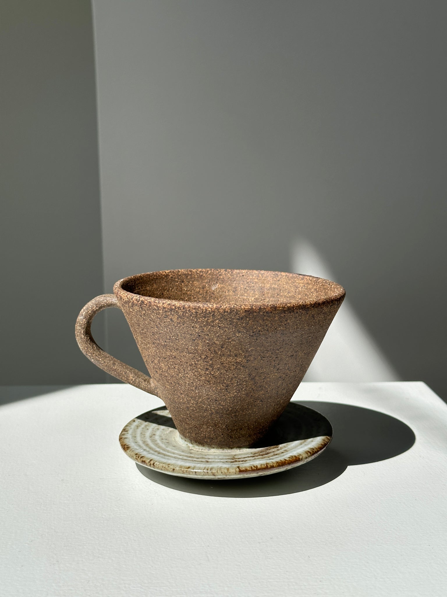 Filtre à café à infusion en céramique brune texturisée à anse