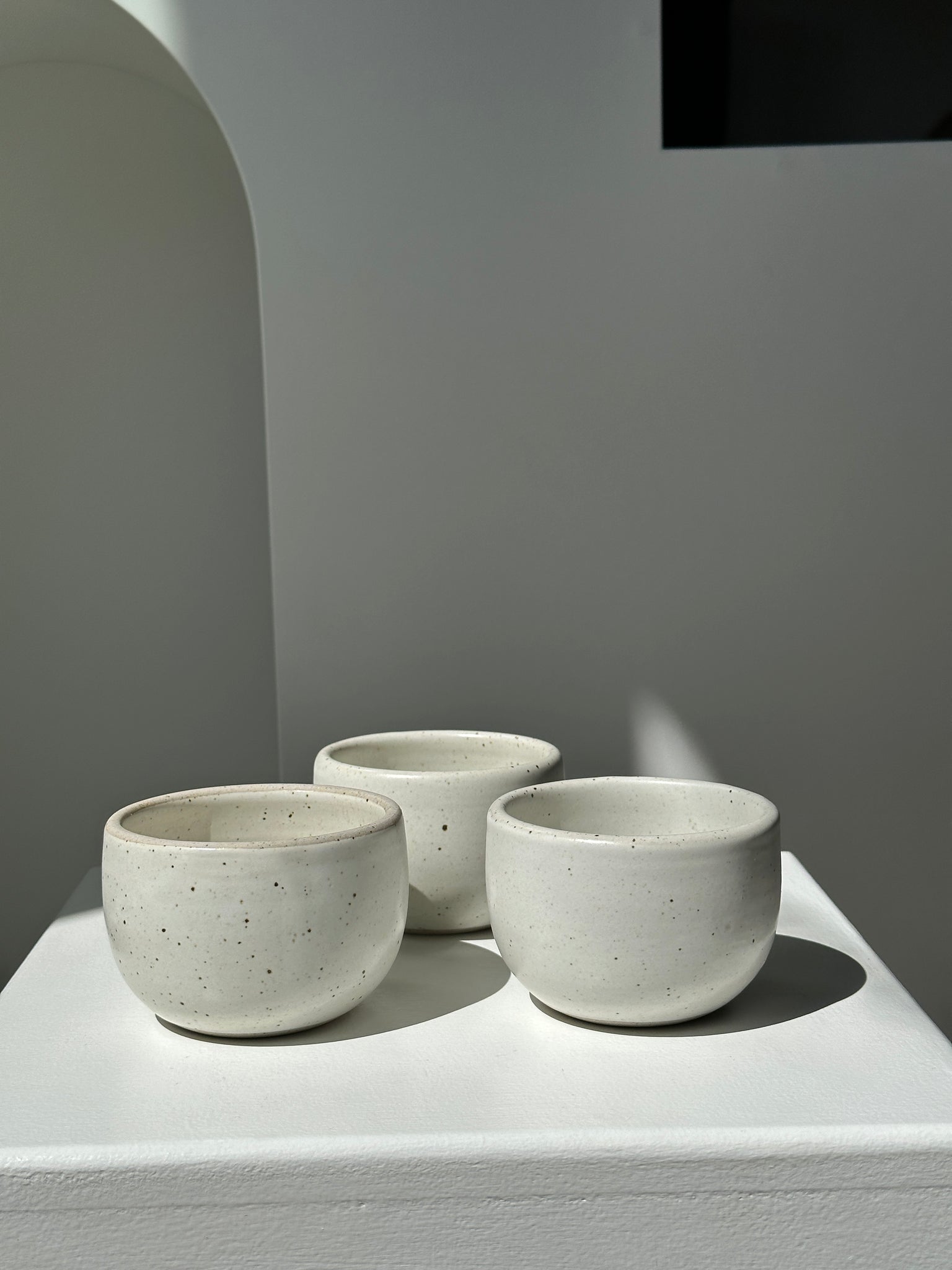 Trio de tasses en céramique blanches D9cm