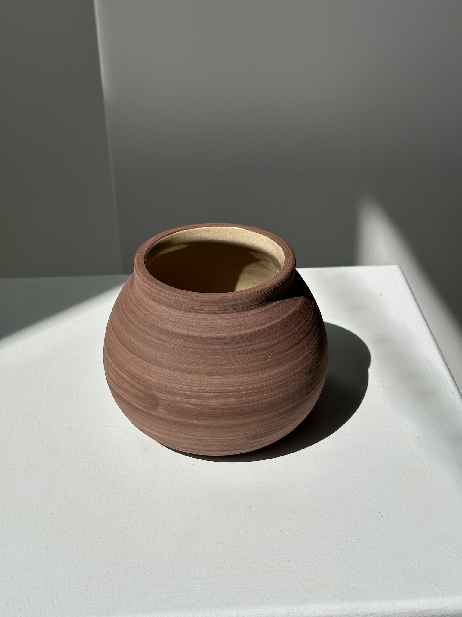 Petit vase boule texturisé brun poudré H10 D11