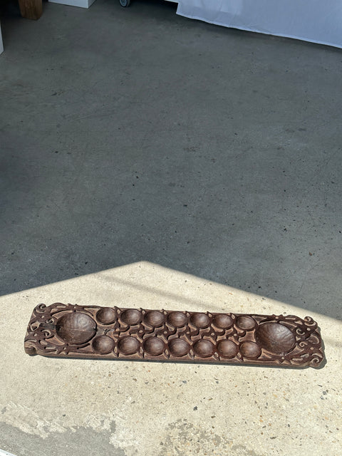 Bois sculpté, grand congklak (mancala indonésien) traditionnel ancien en bois