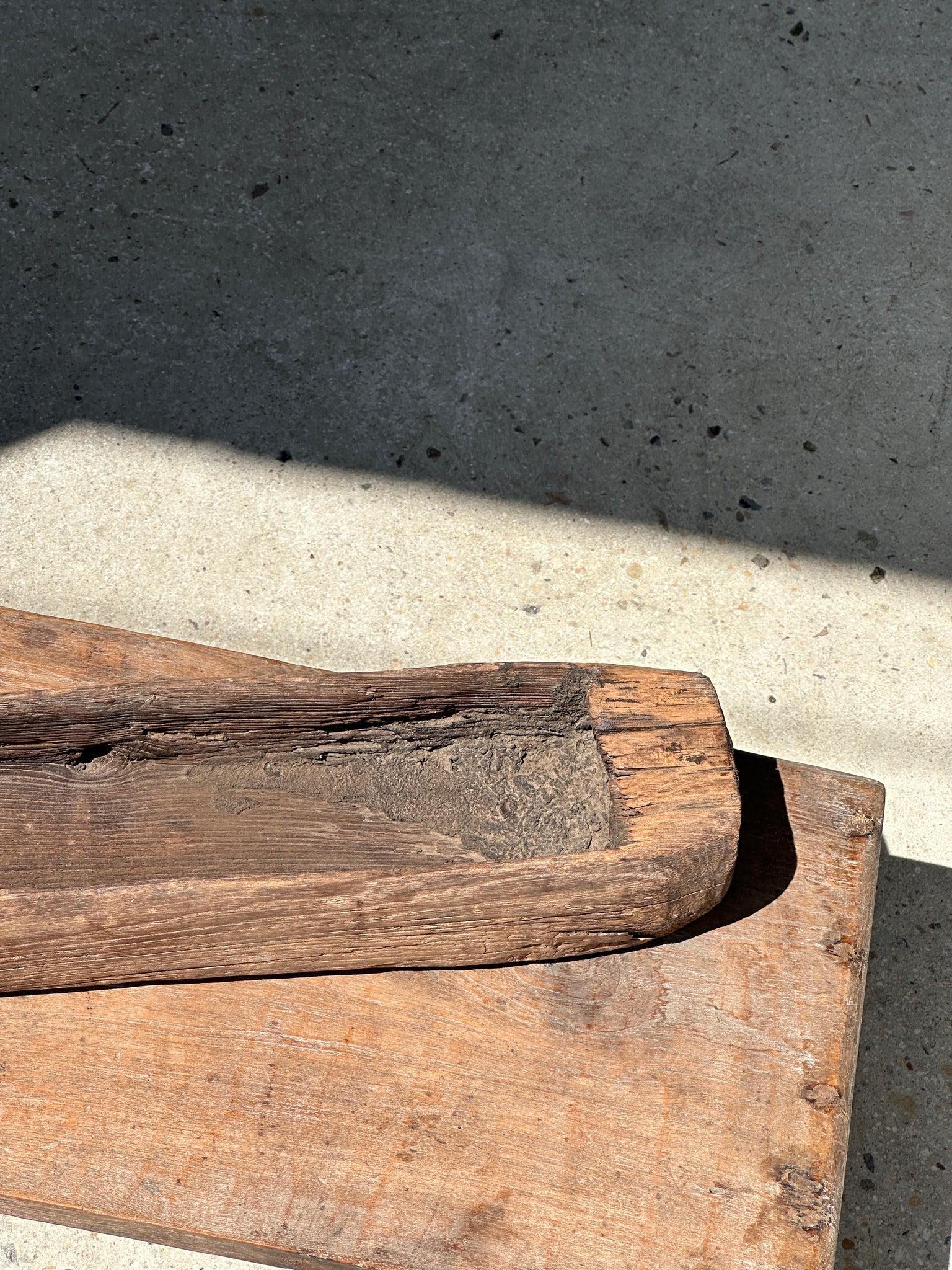Longue coupe en forme de pirogue ancienne en teck