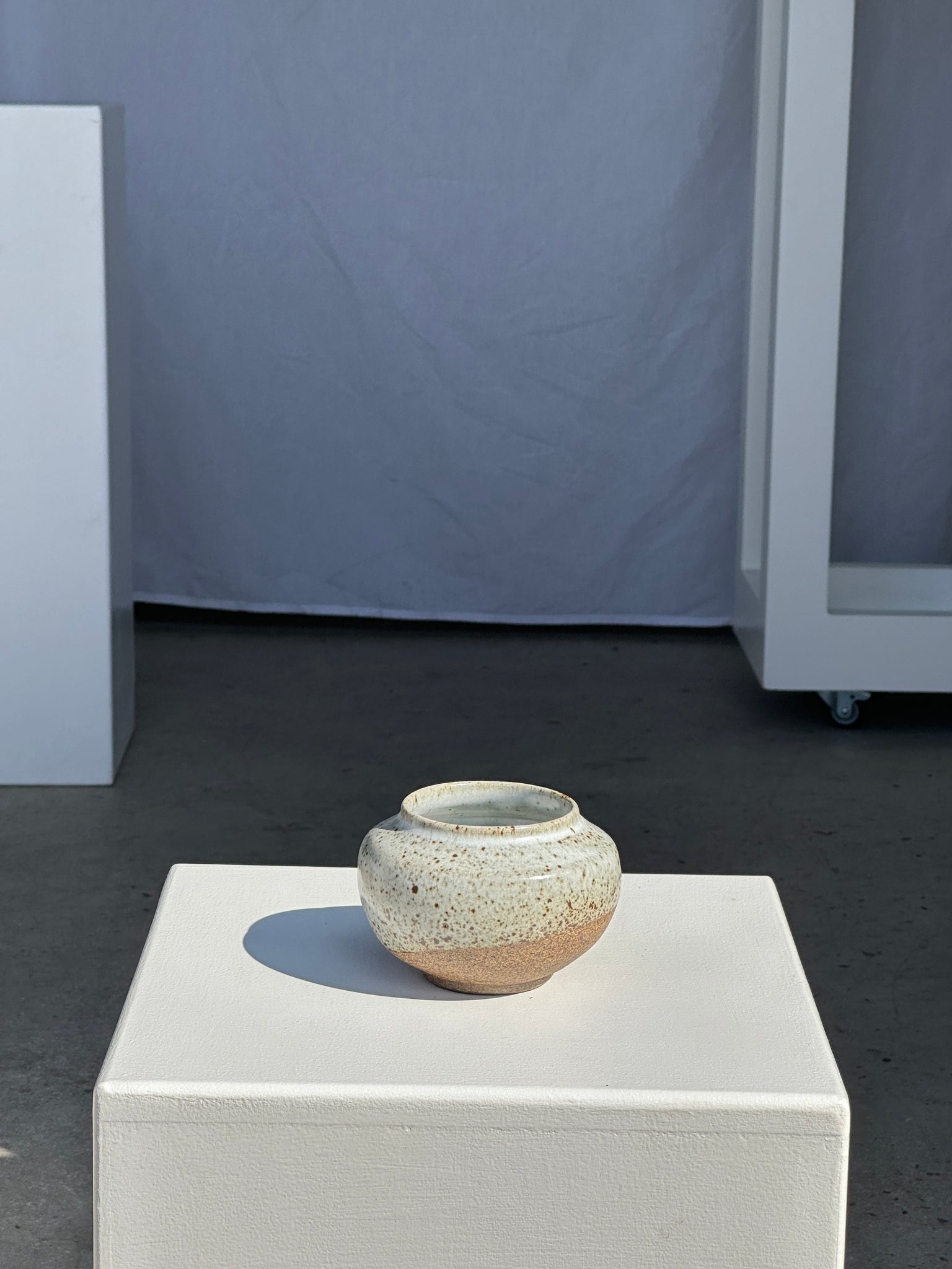 Petit vase blanc boule col resserré en céramique mouchetée glacée