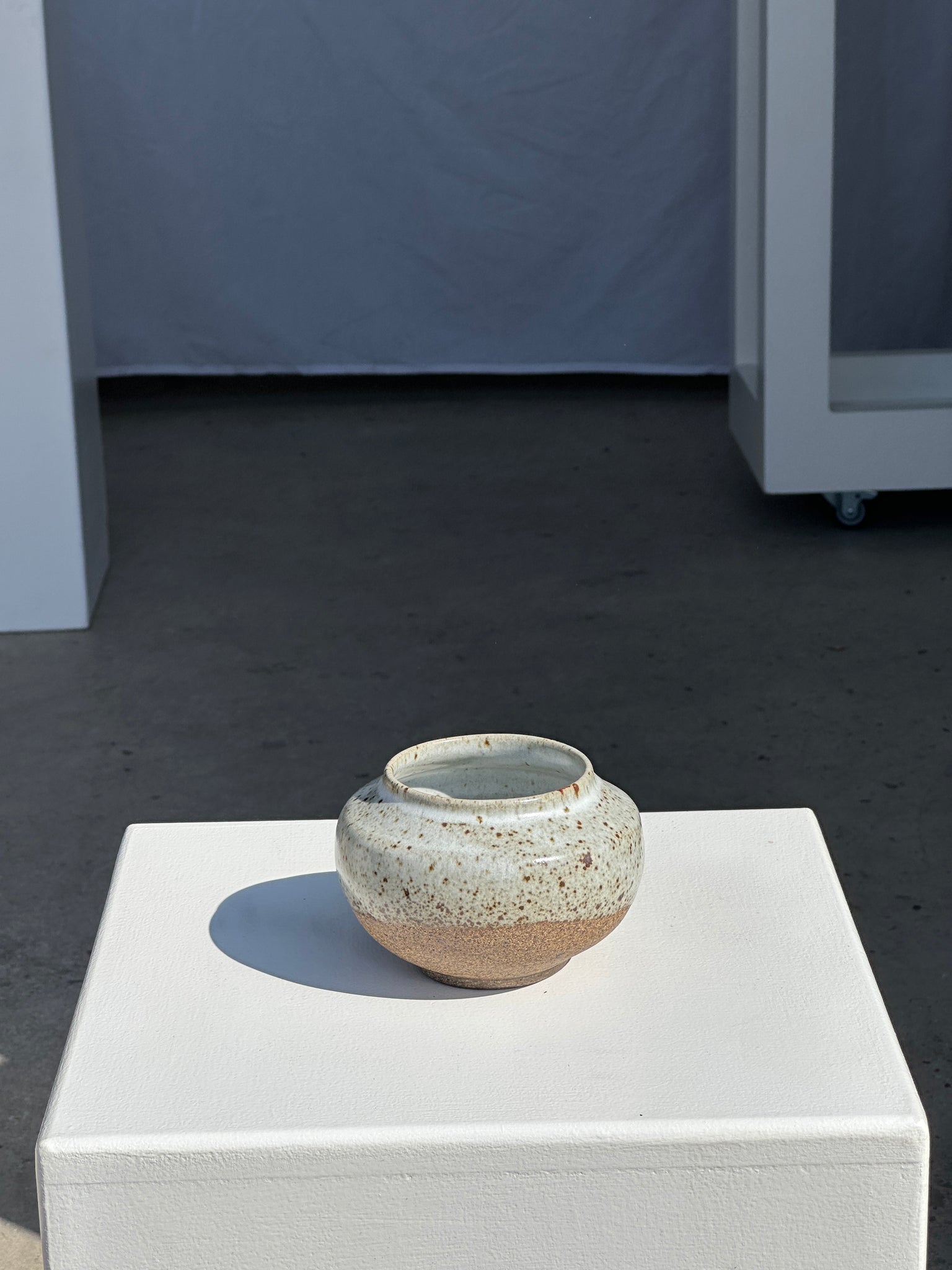Petit vase blanc boule col resserré en céramique mouchetée glacée