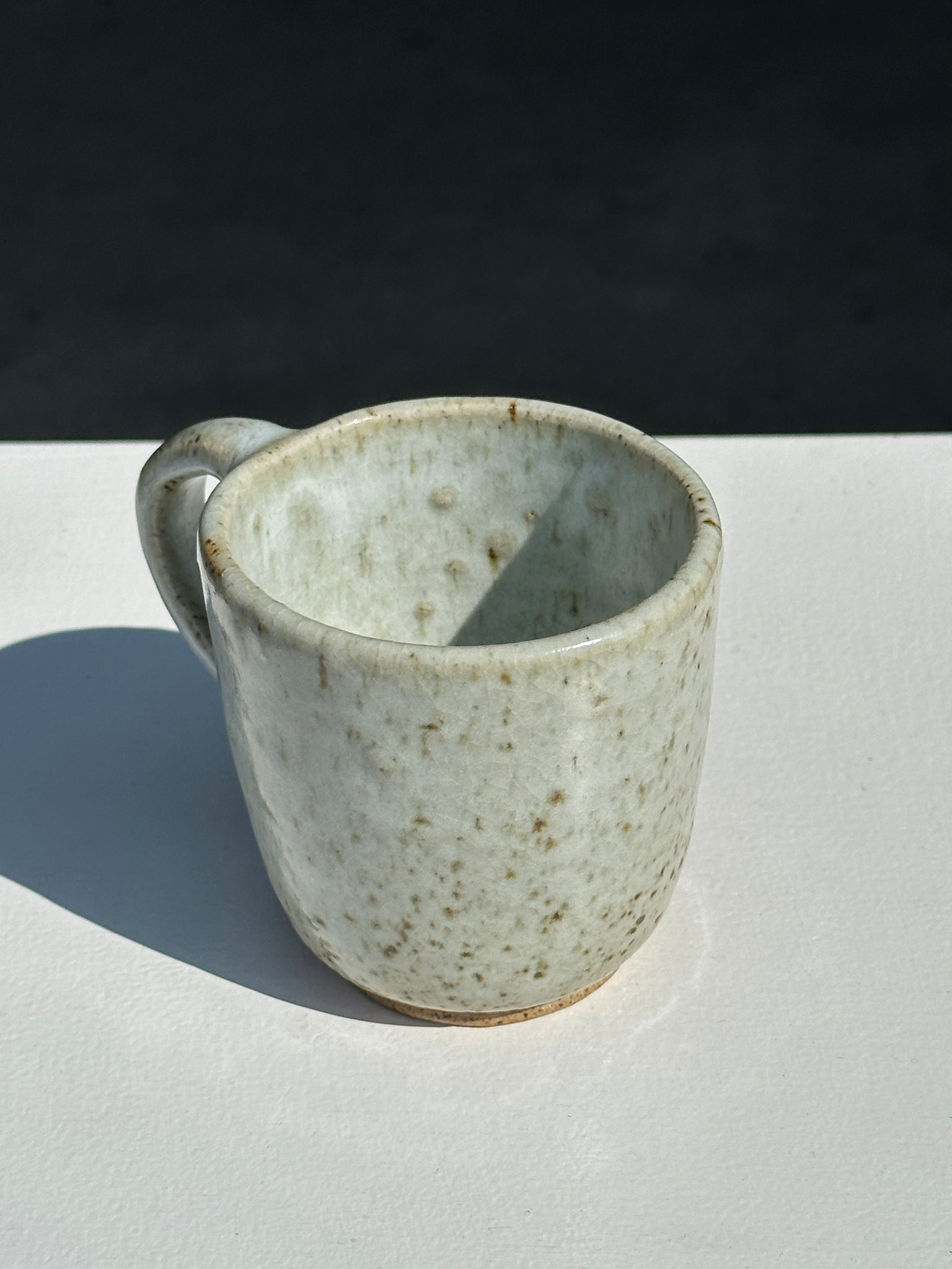 Tasse mug en céramique indonésienne glacée mouchetée à anse