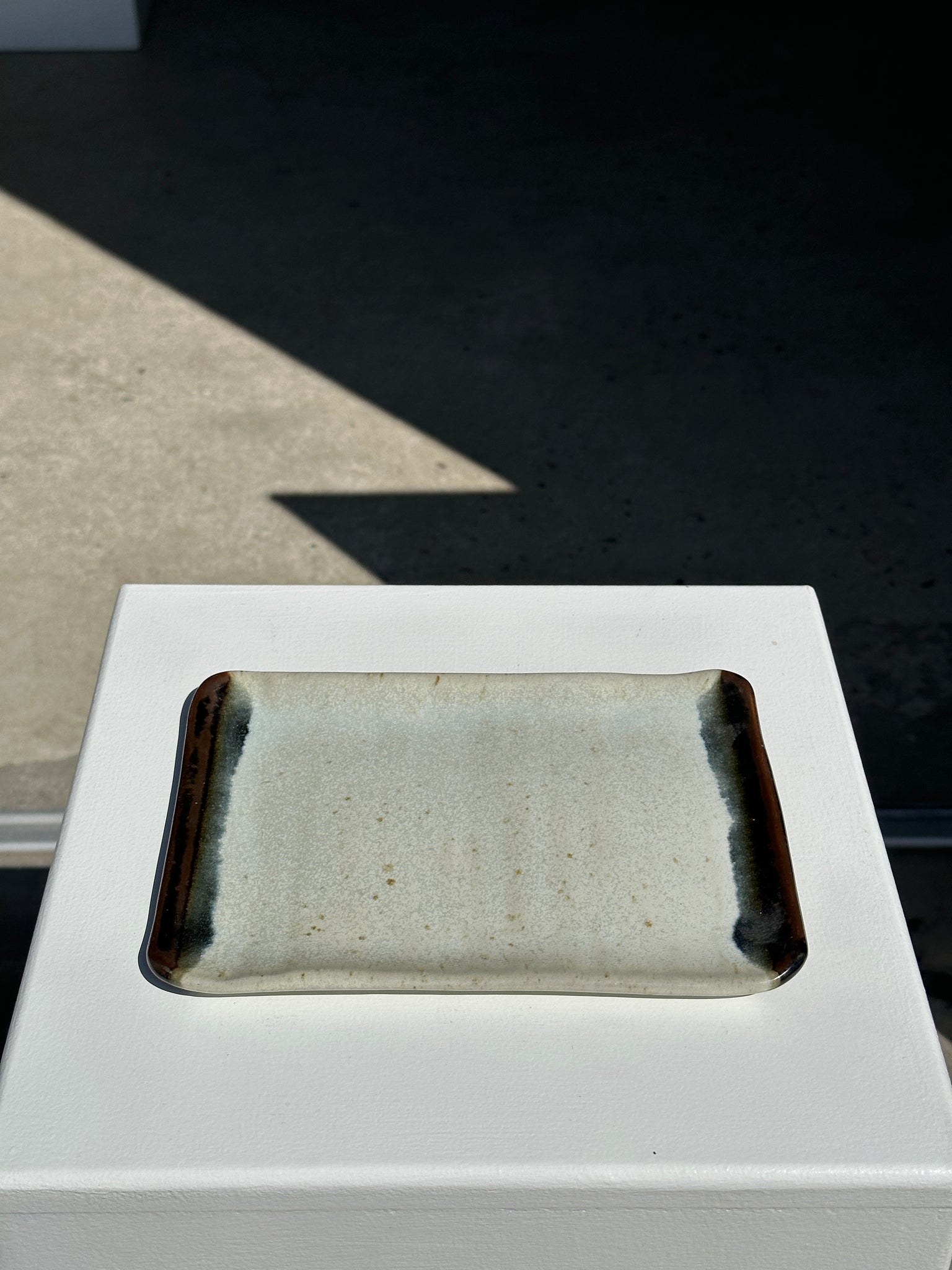 Trio de petits plats de service rectangulaires blanc et noir en céramique indonésienne 21x16