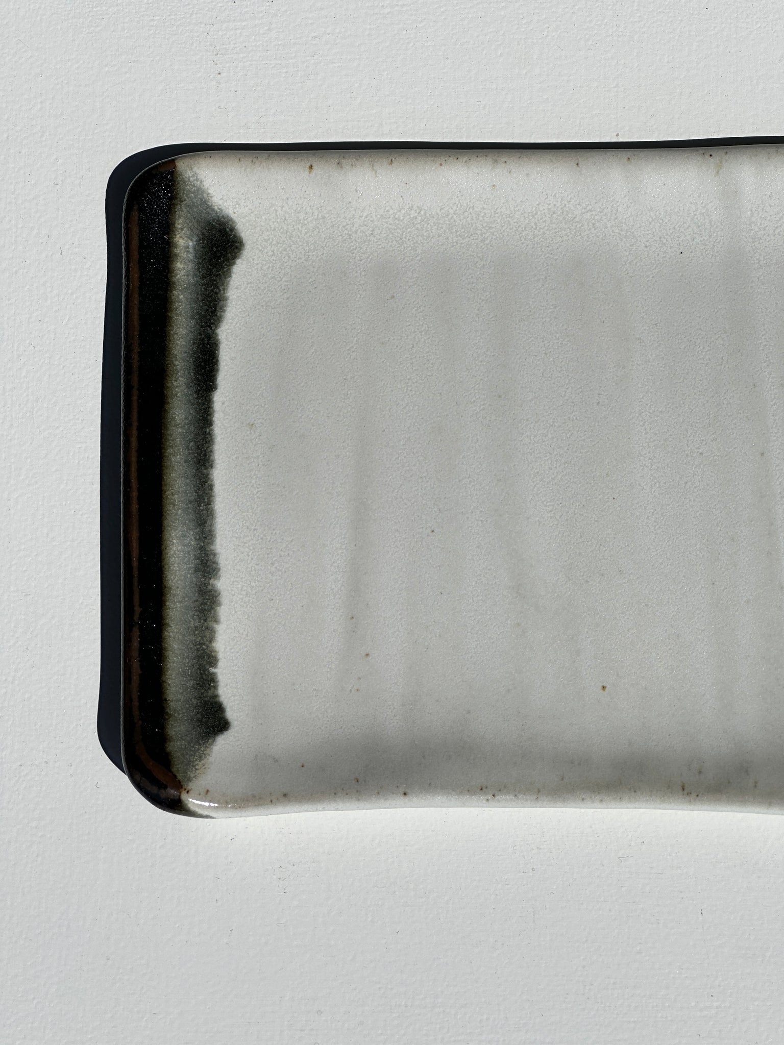 Trio de petits plats de service rectangulaires blanc et noir en céramique indonésienne 21x16