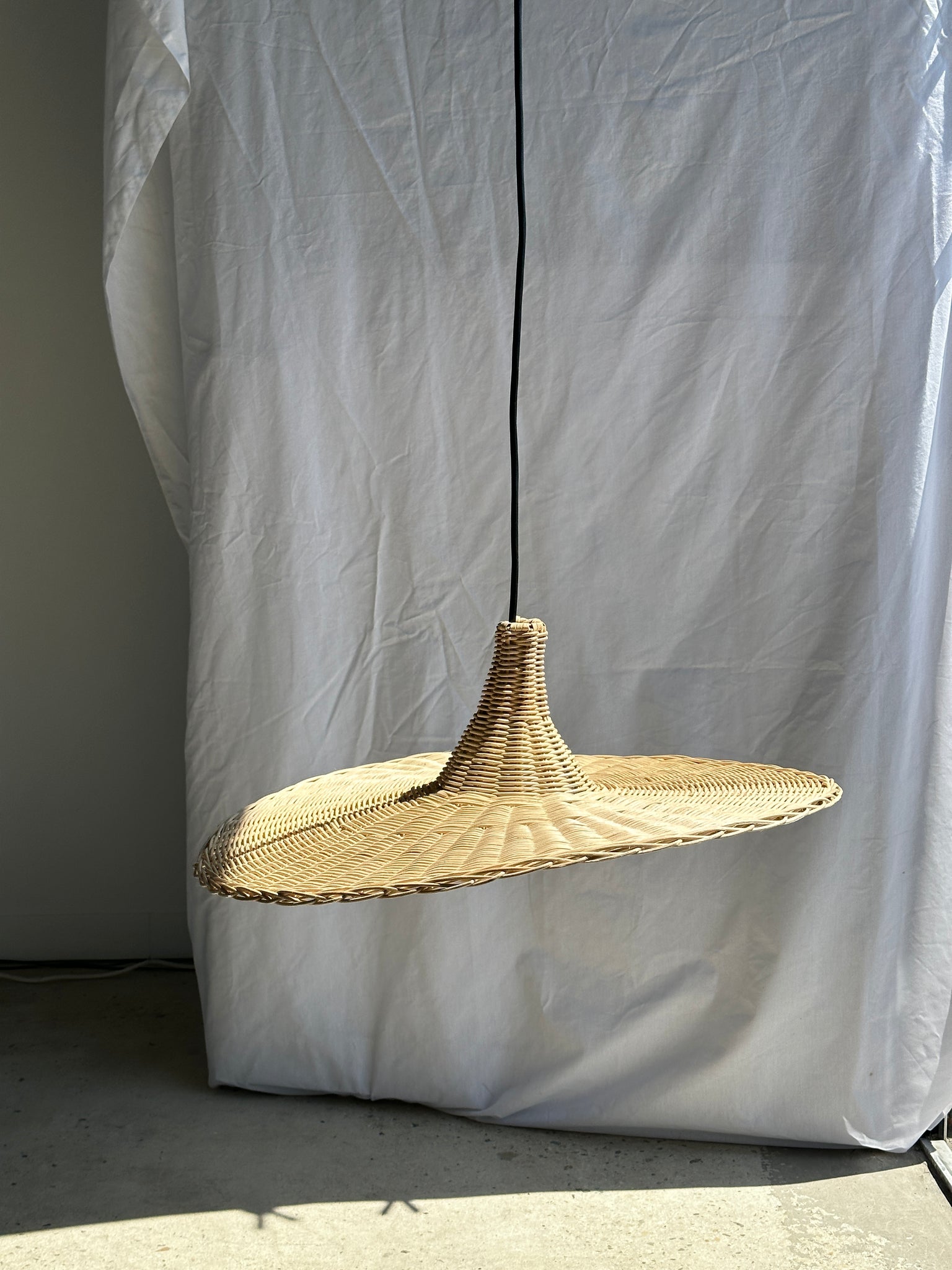 Petite suspension, luminaire en rotin en forme chapeau D:60cm