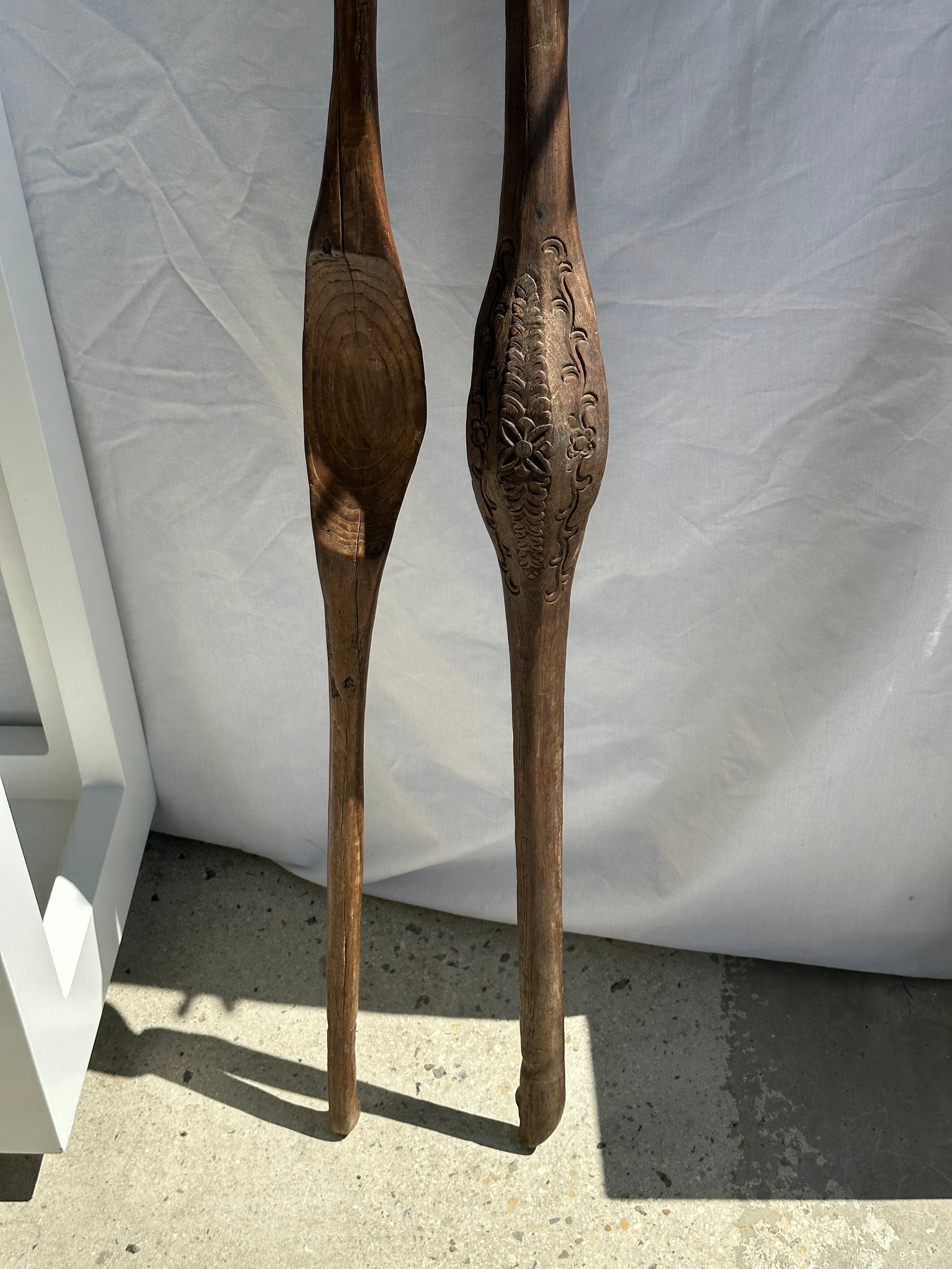 Duo de bâtons en bois sculpté, anciens outils traditionnels de tissage indonésiens