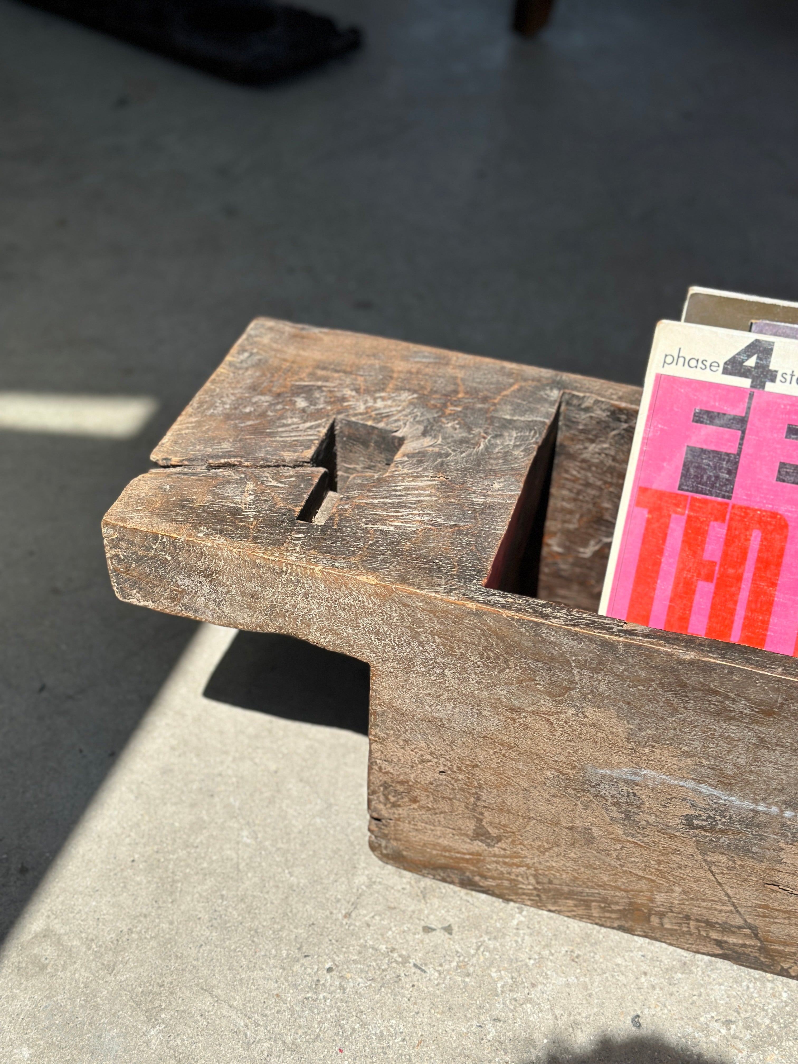 Ancien coffre traditionnel en teck asiatique pour la conservation du riz