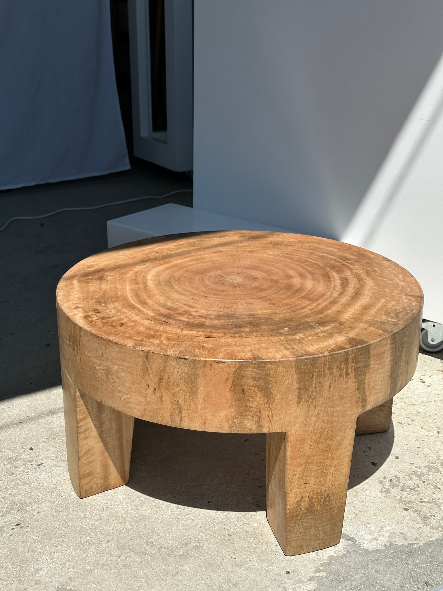Coffee table, table basse quadripode en bois massif monoxyle couleur naturelle (claire)