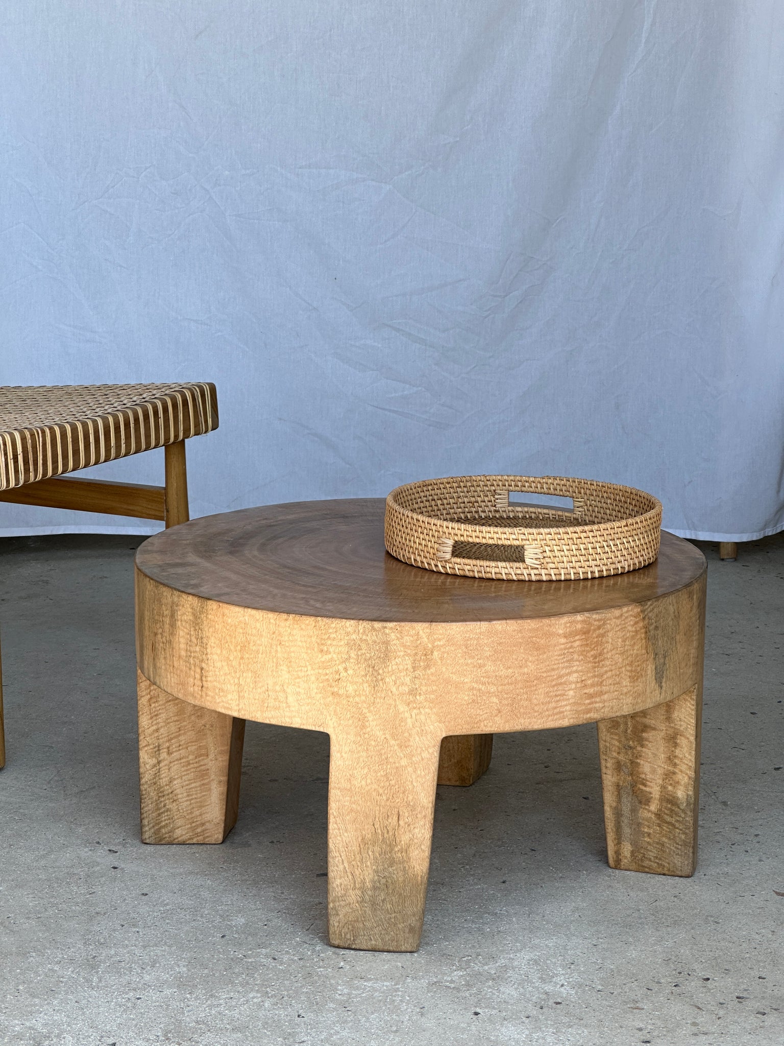 Coffee table, table basse quadripode en bois massif monoxyle couleur naturelle (claire)