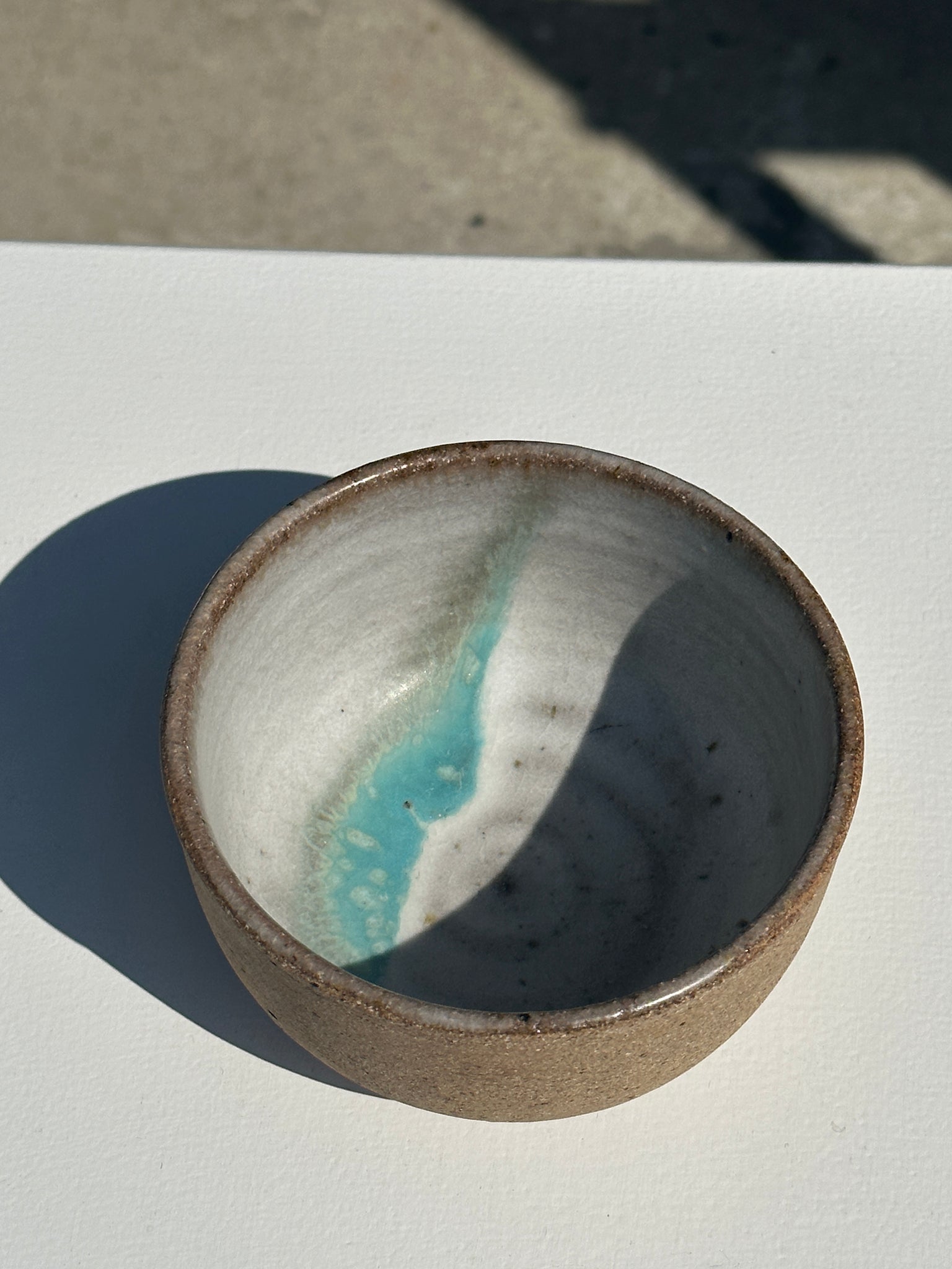 Petit bol brun intérieur bleu et blanc
