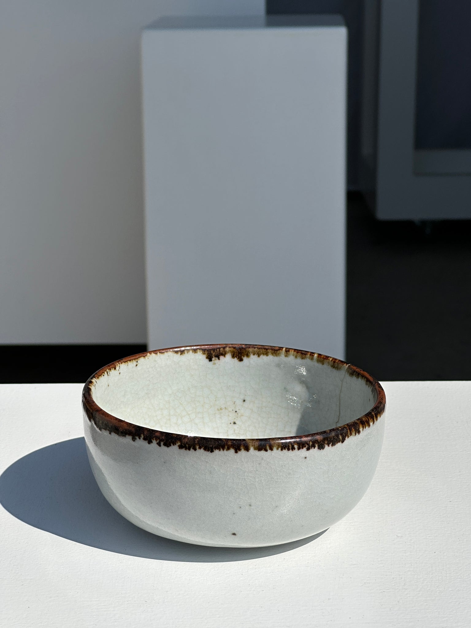 Petit bol en céramique glacée blanche bords noirs