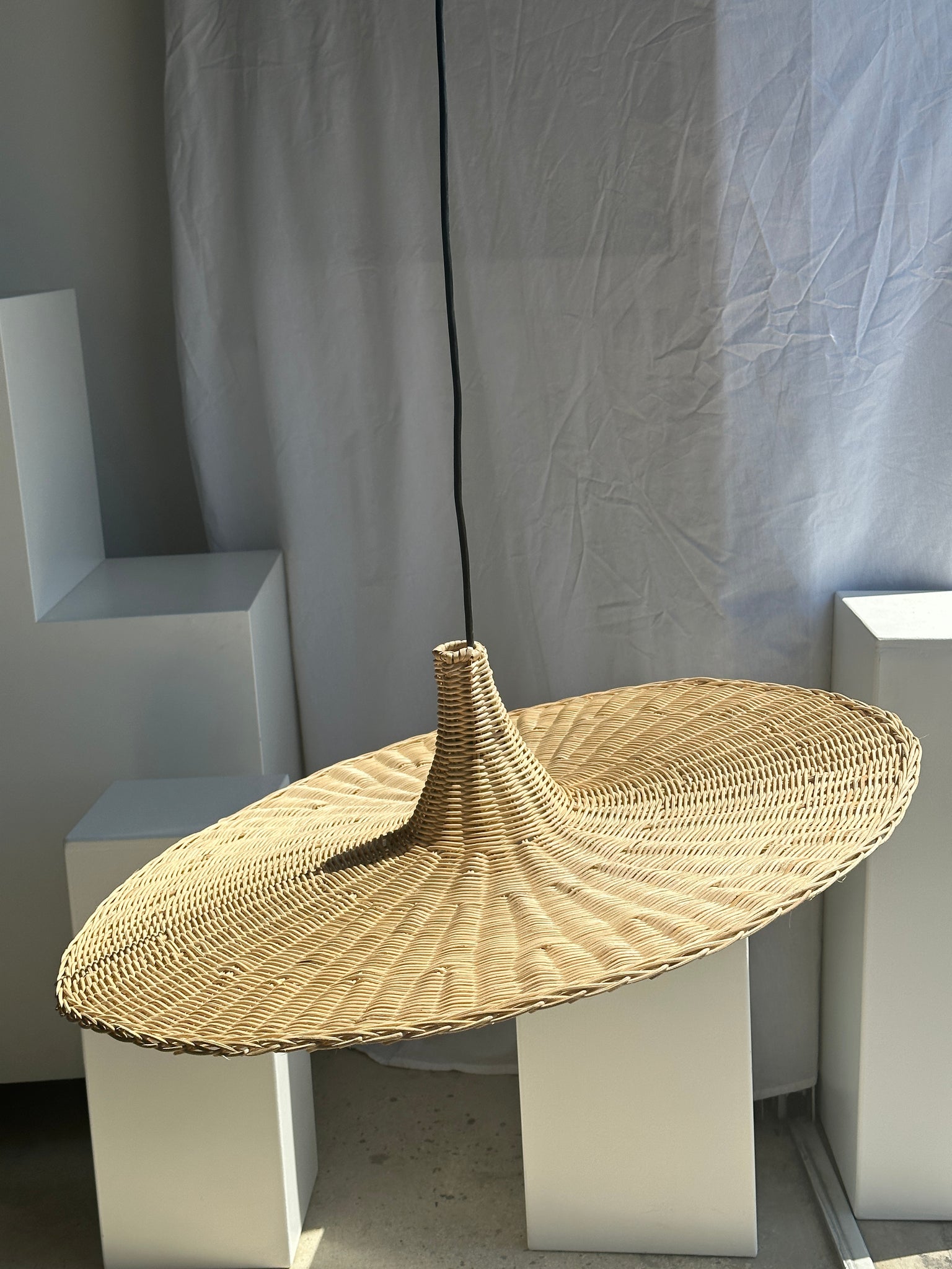 Grande suspension, luminaire en rotin en forme chapeau D:80cm