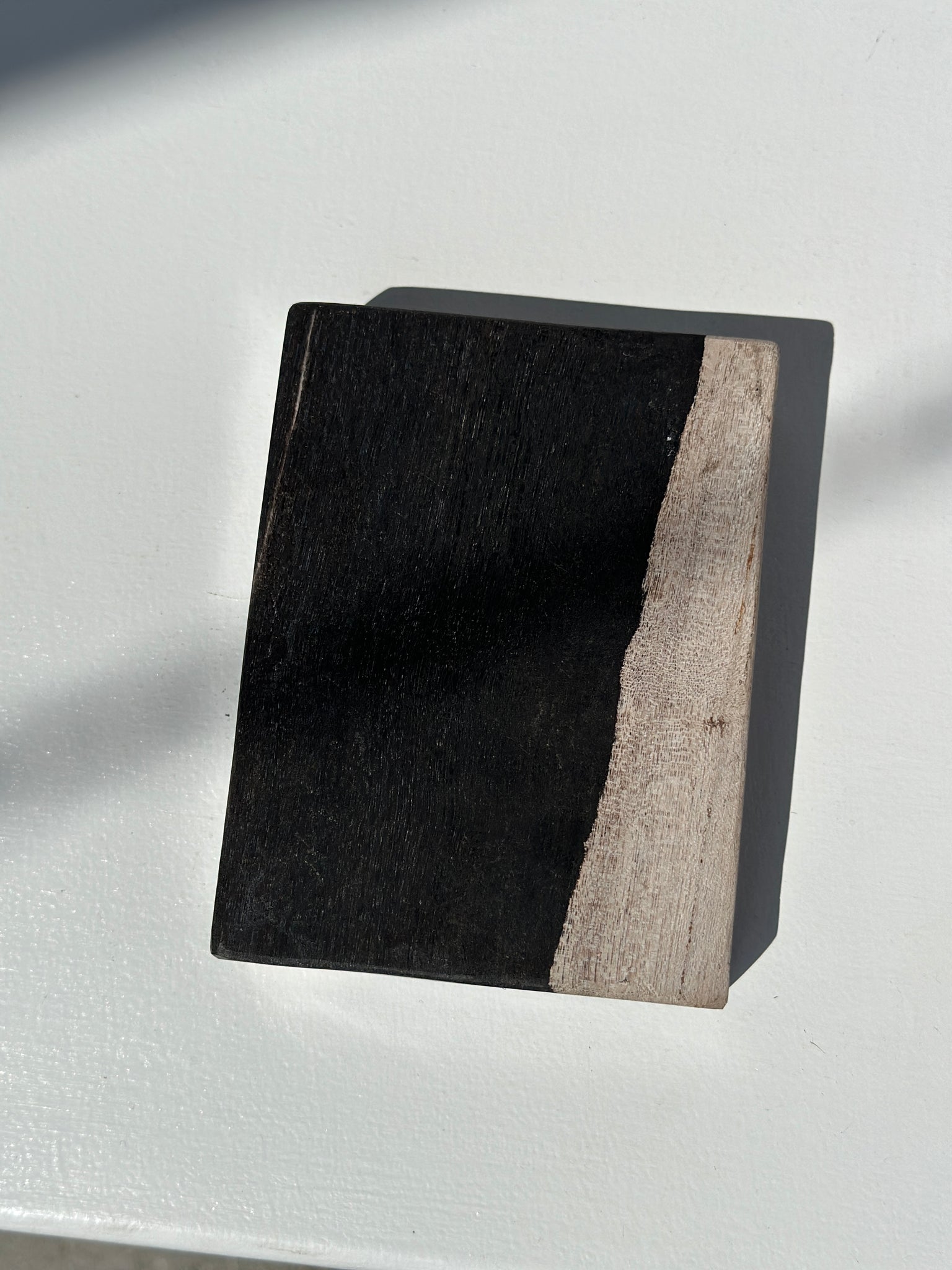 Porte savon en bois pétrifié noir côté blanc