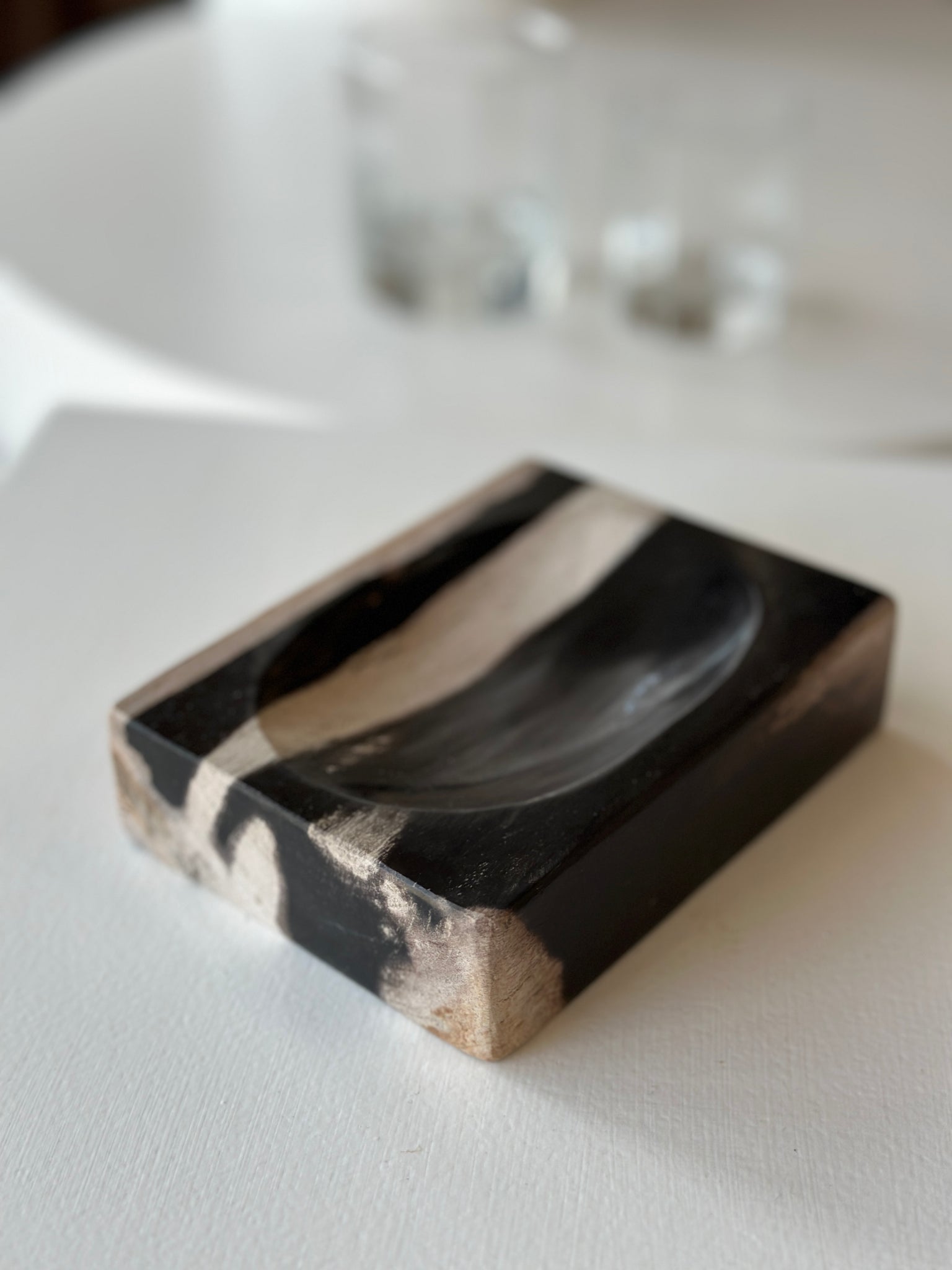 Porte savon en bois pétrifié bande blanche asymétrique