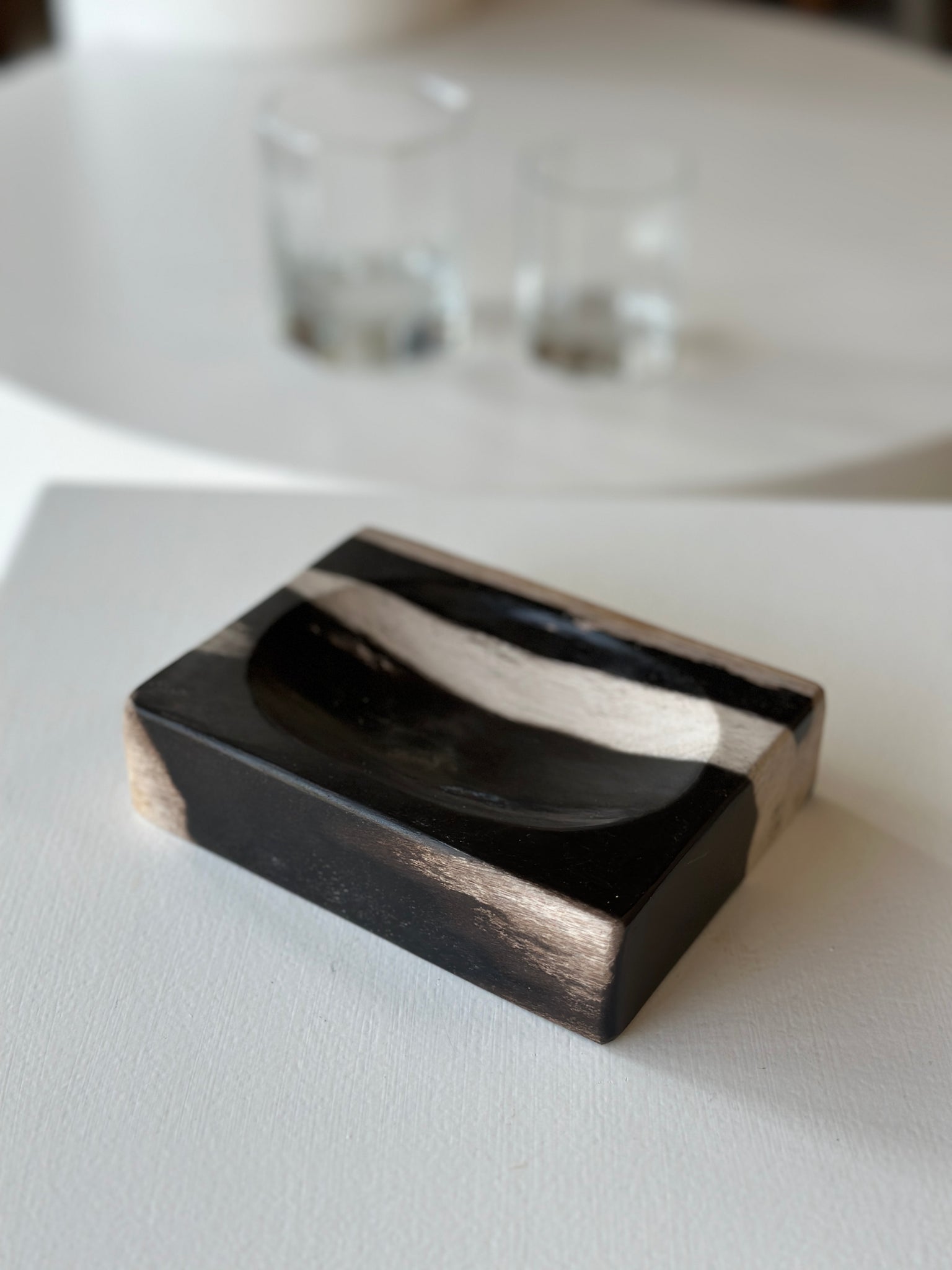 Porte savon en bois pétrifié bande blanche asymétrique