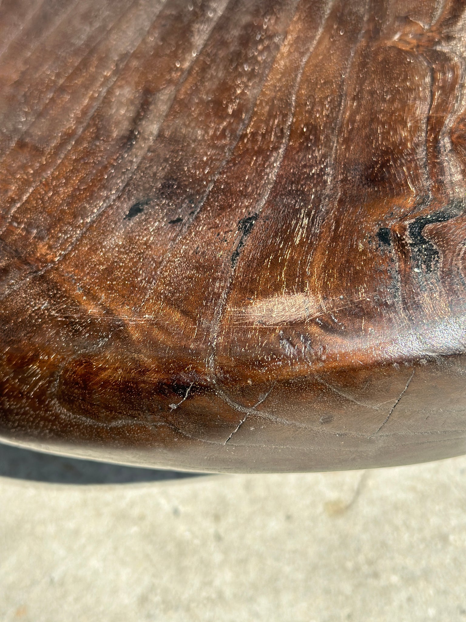 Repose pied japonisant en bois asiatique monoxyle lisse organique foncé