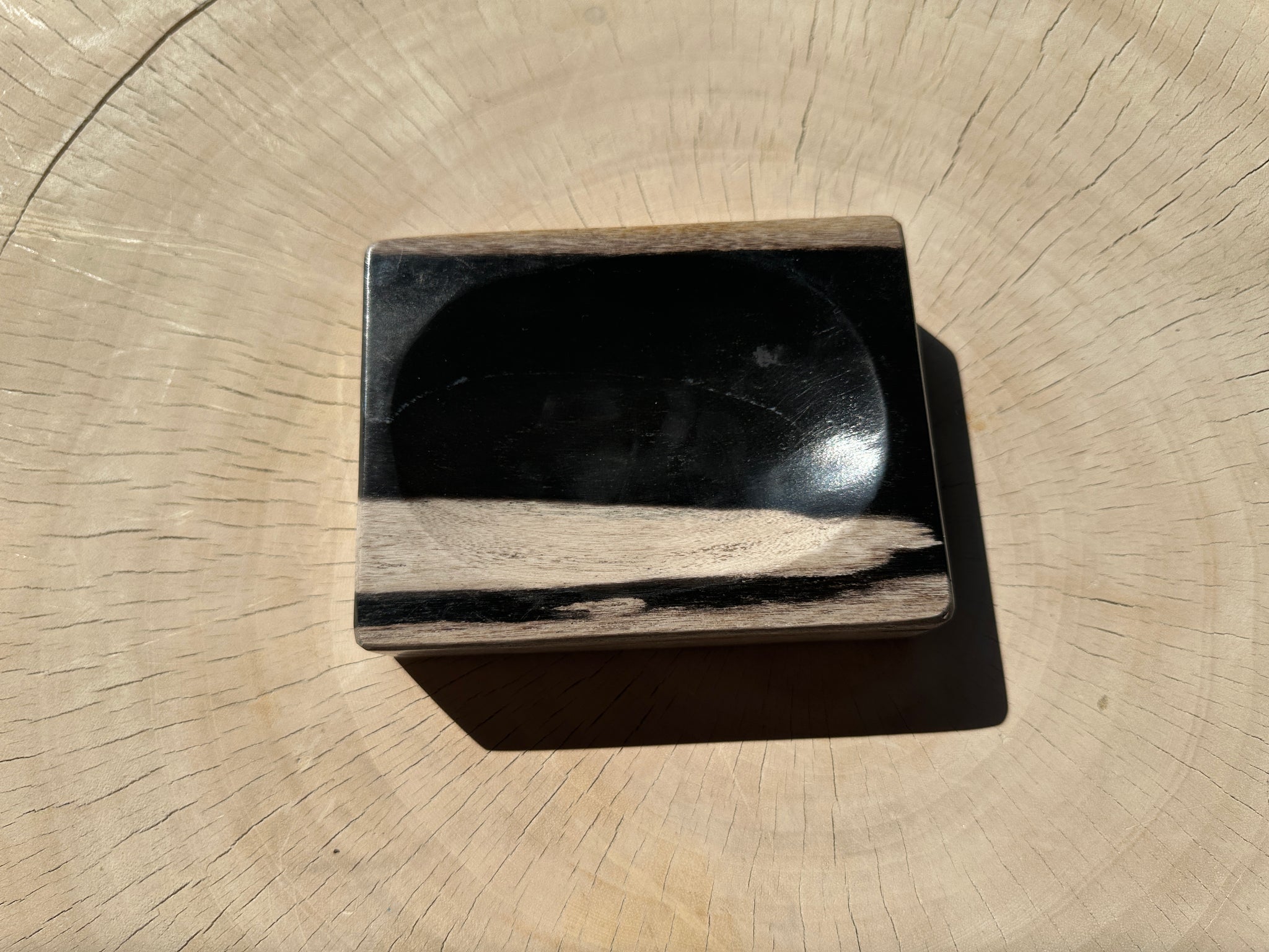 Porte savon en bois pétrifié bande assymétrique côté blanc