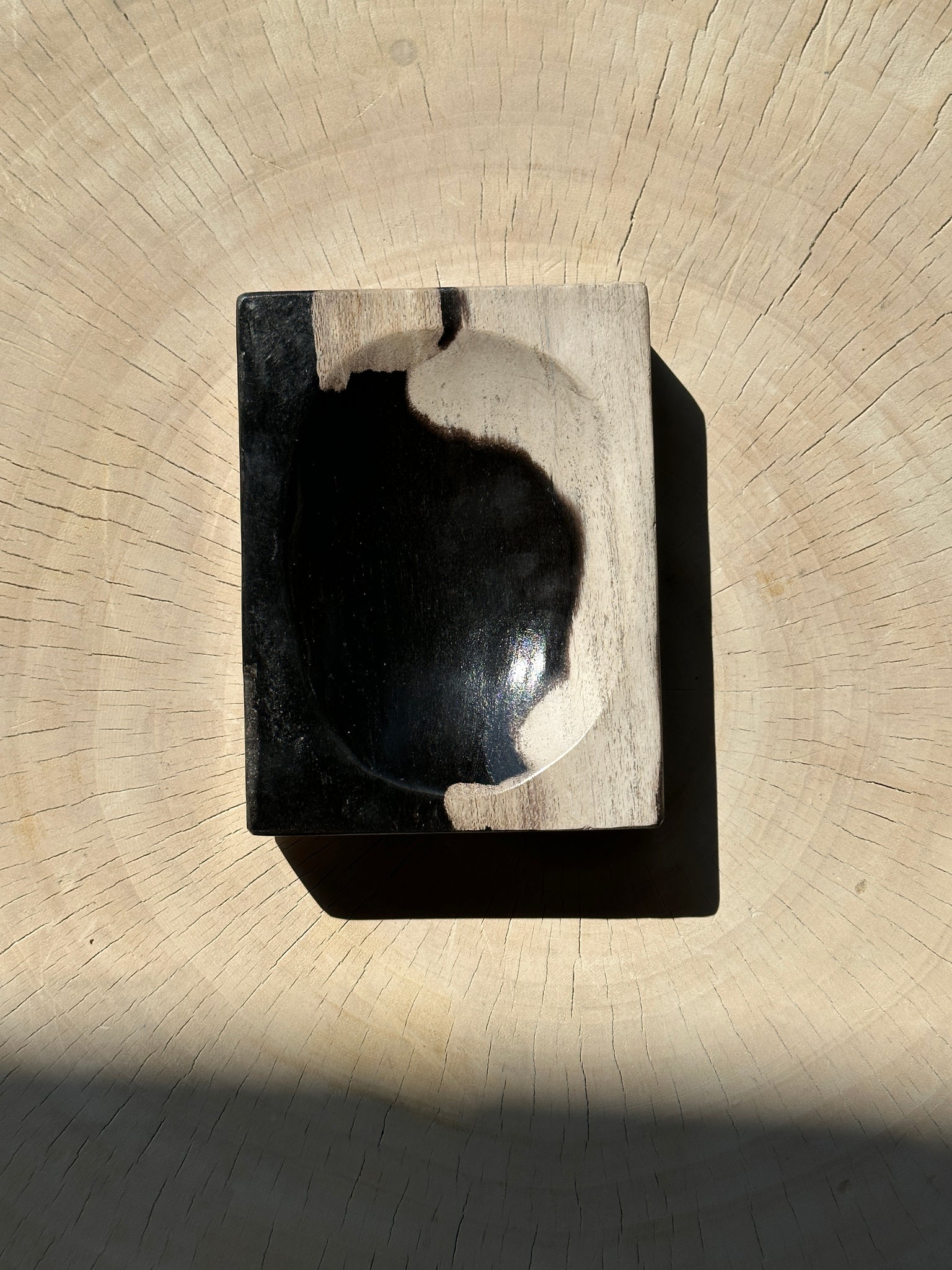 Porte savon en bois pétrifié noir côté blanc