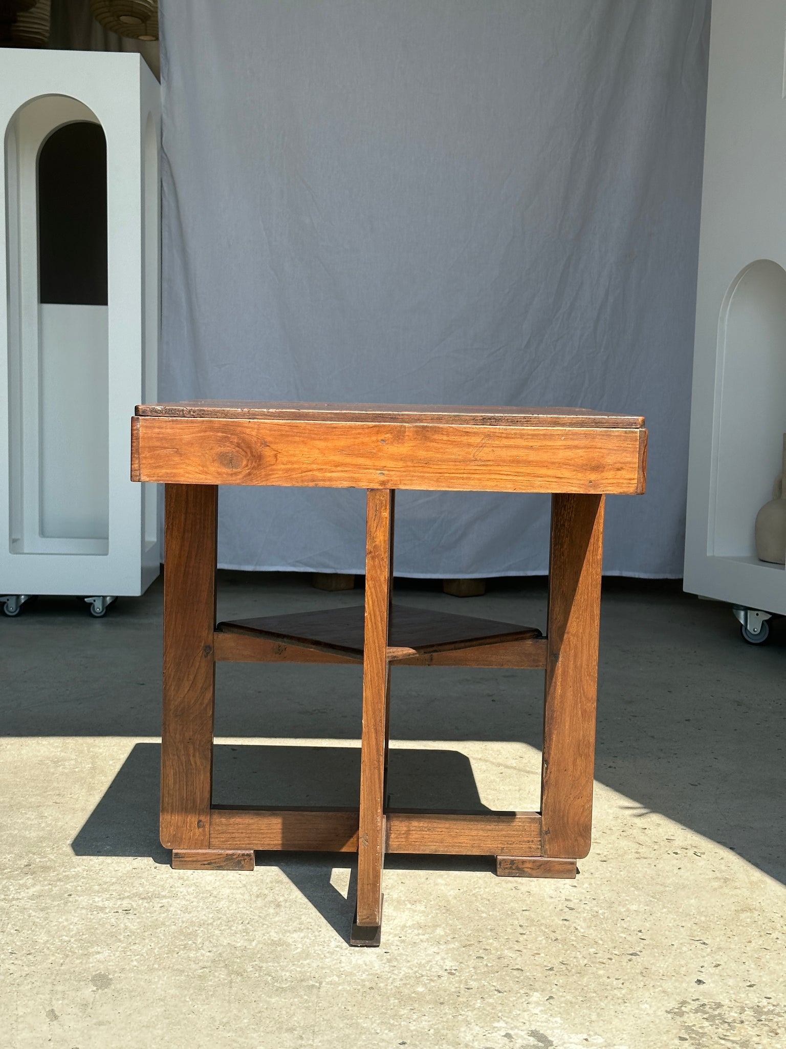 Guéridon ou petite table d'appoint carrée piètement quadripode à entretoise de style moderniste vintage
