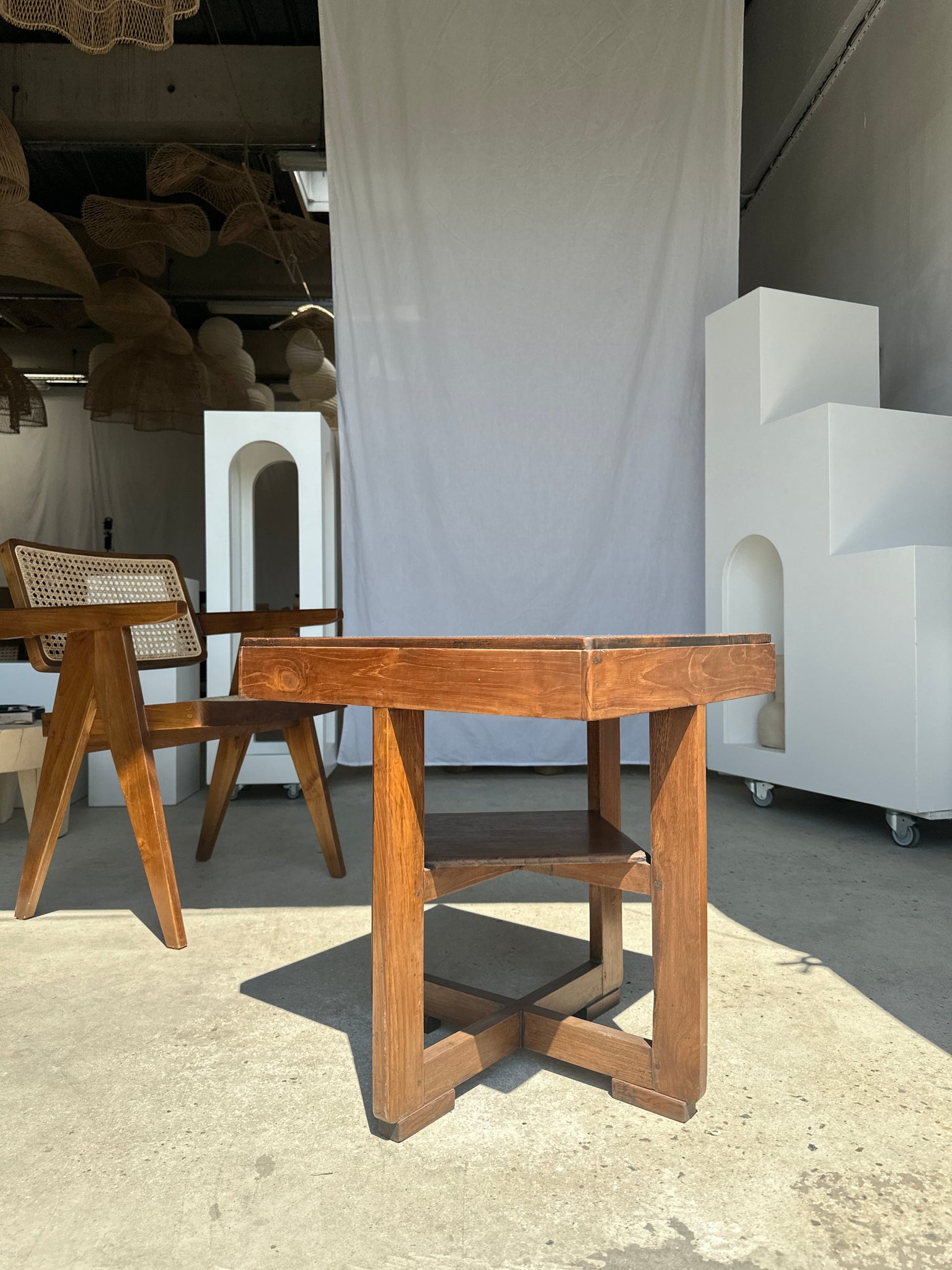 Guéridon ou petite table d'appoint carrée piètement quadripode à entretoise de style moderniste vintage