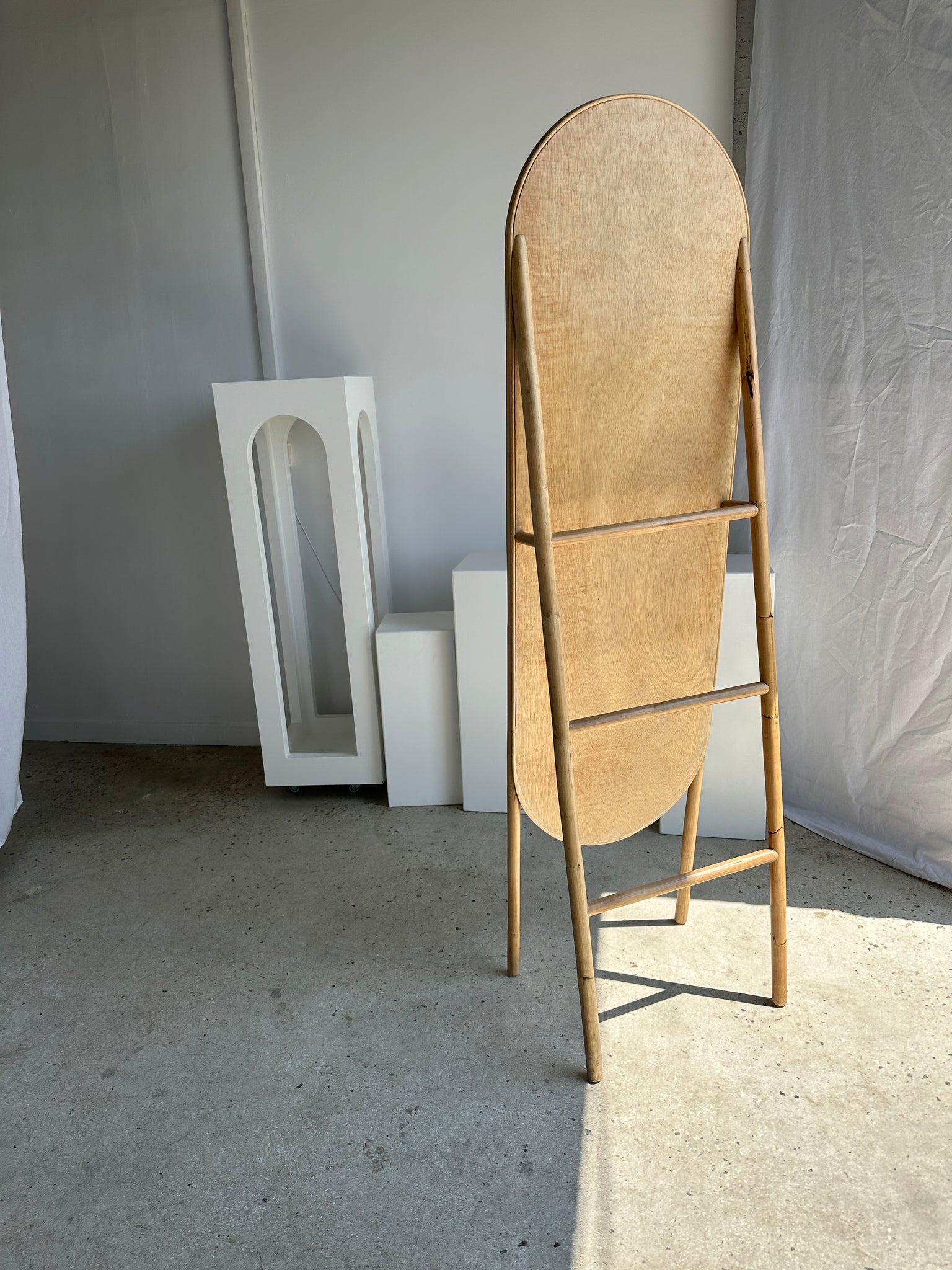 Miroir sur pied en bambou et rotin H:1m80