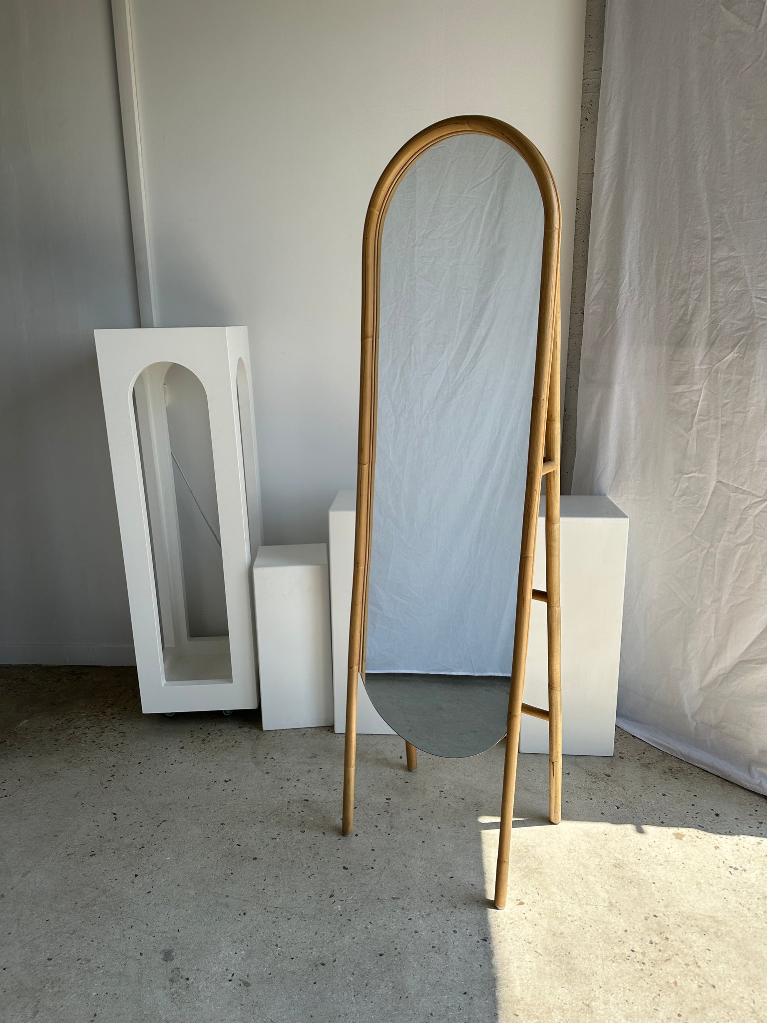 Miroir sur pied en bambou et rotin H:1m80