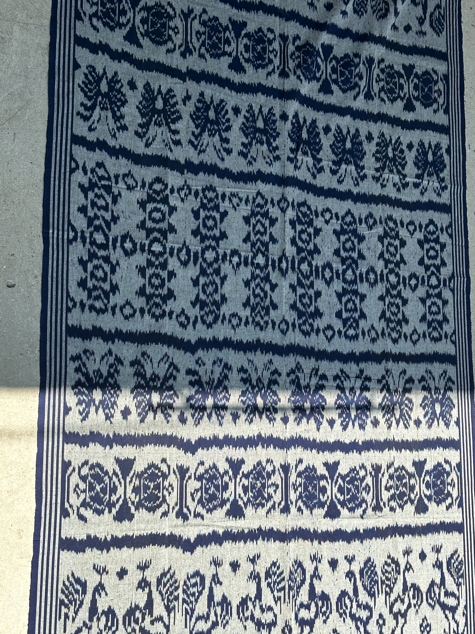 Grand ikat bleu et blanc motif de paon 2m35x1m15