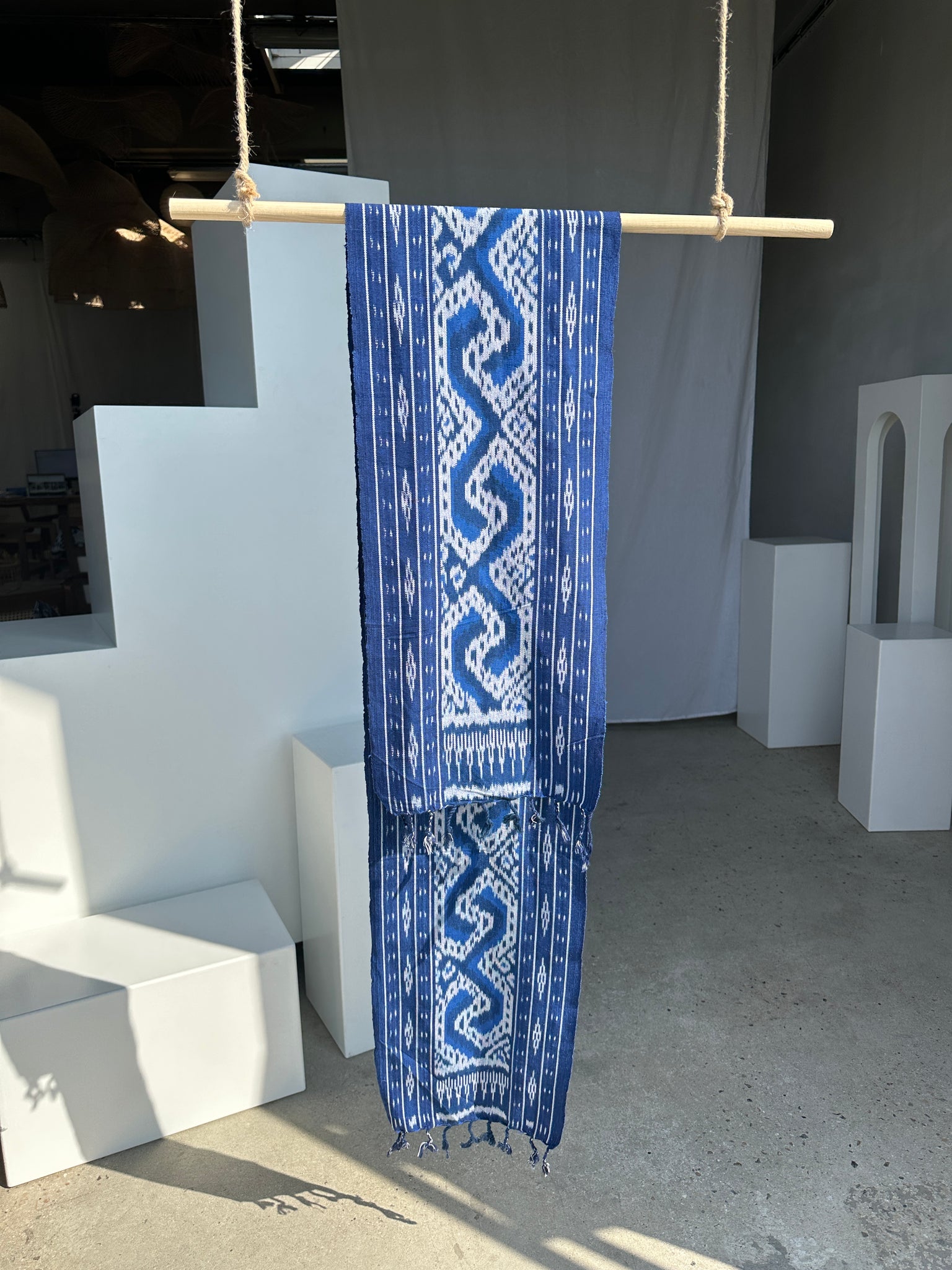 Ikat indonésien bleu, tissu traditionnel 190x26cm