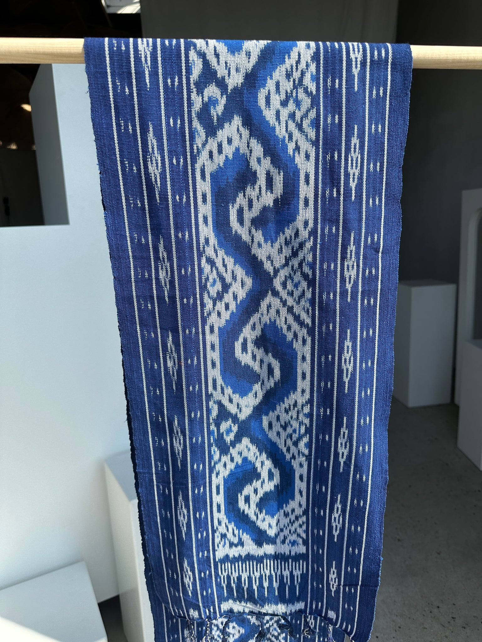 Ikat indonésien bleu, tissu traditionnel 190x26cm