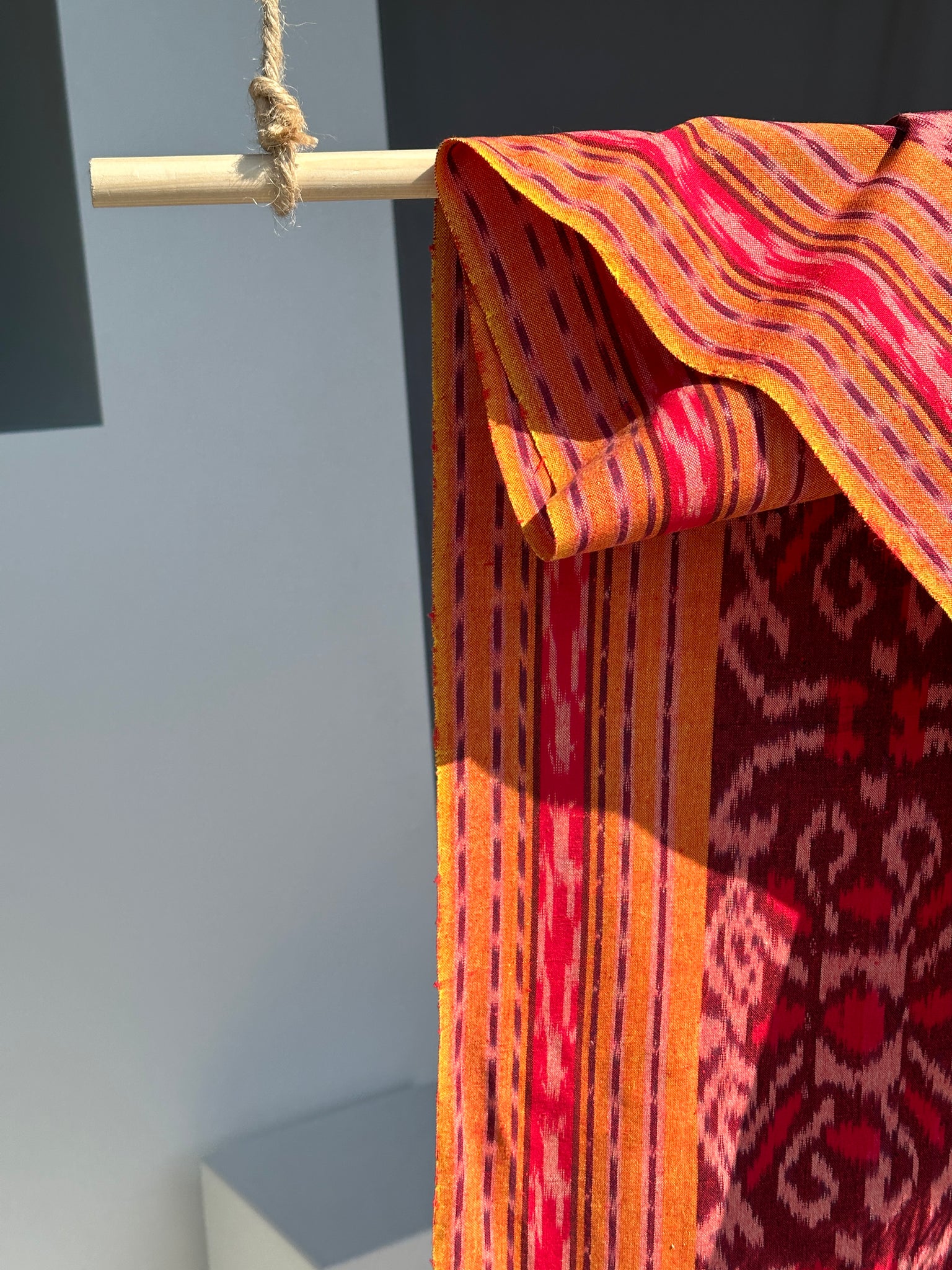 Ikat indonésien à dominante orange, tissu traditionnel 185x40cm
